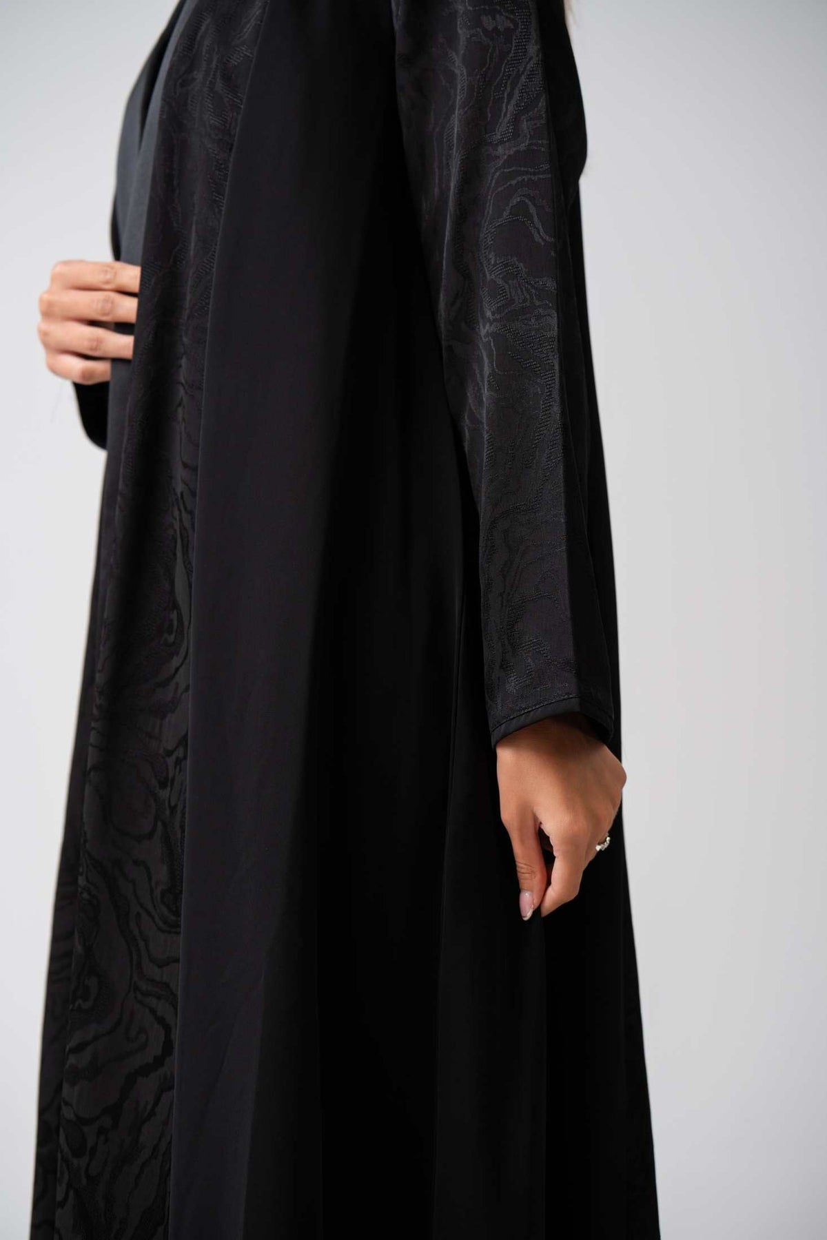 MWT4359 - عباية كريب ياباني بياقة ساتان - Aya