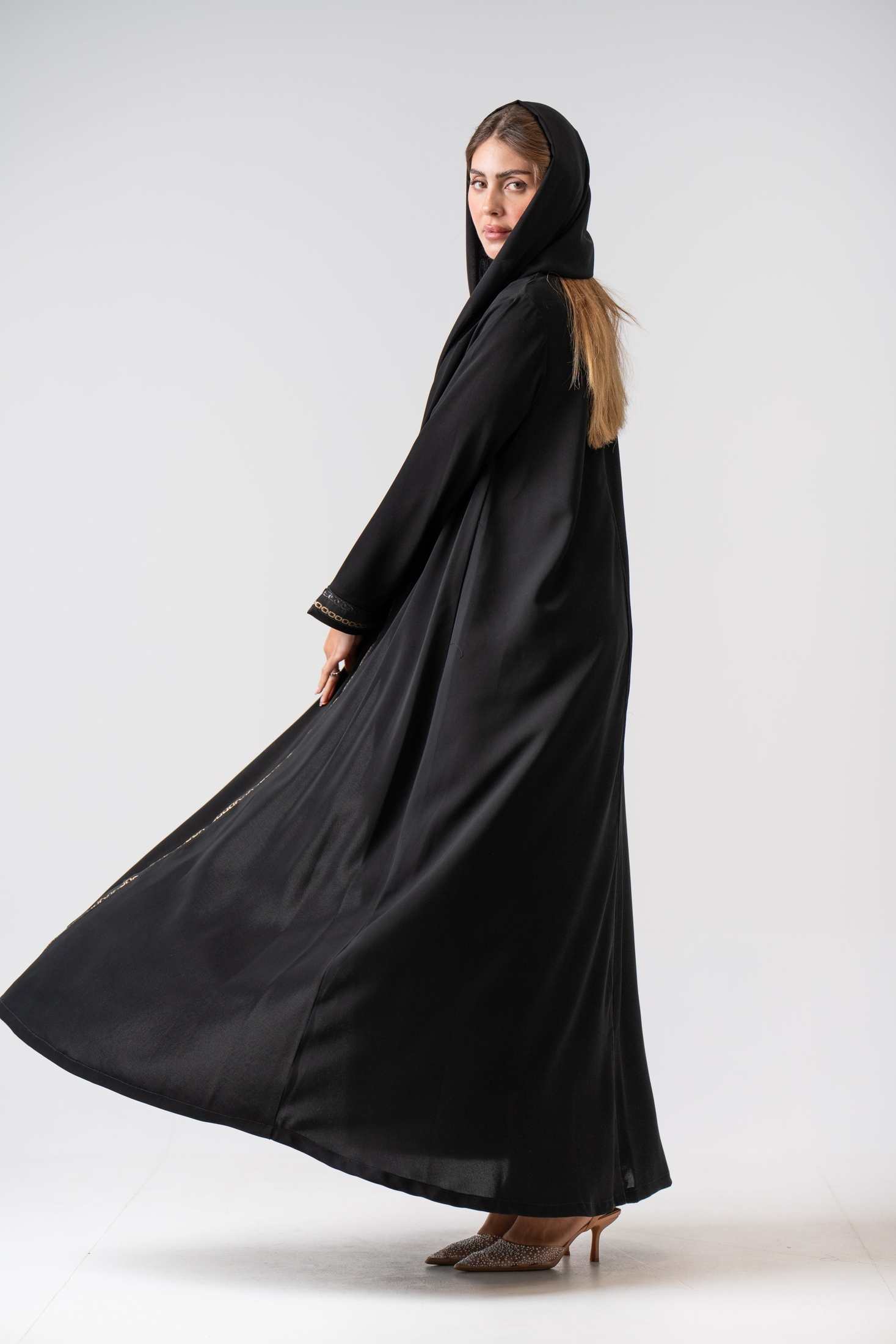 MWT4347 - عباية كريب بتطريز أسود وذهبي - Aya