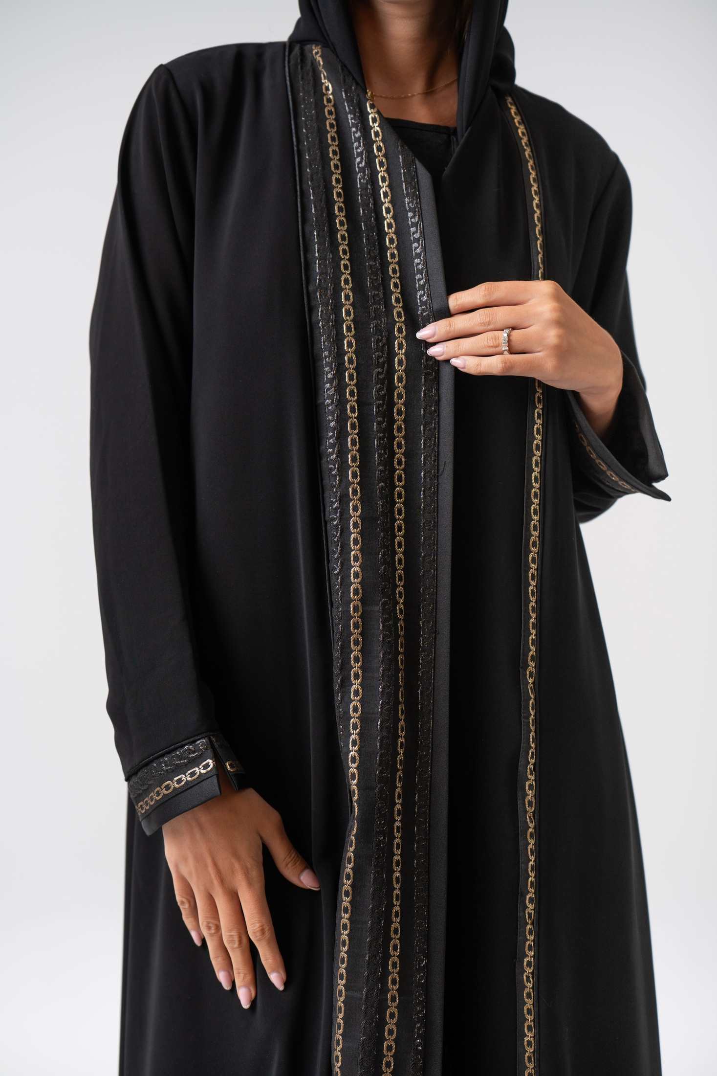 MWT4347 - عباية كريب بتطريز أسود وذهبي - Aya