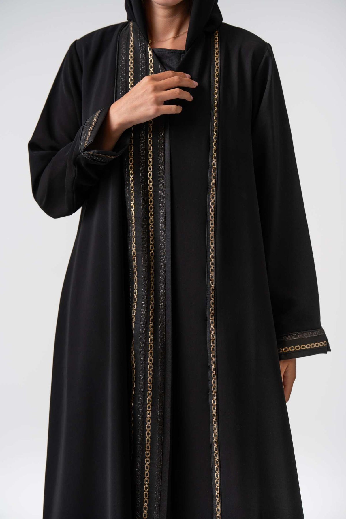 MWT4347 - عباية كريب بتطريز أسود وذهبي - Aya