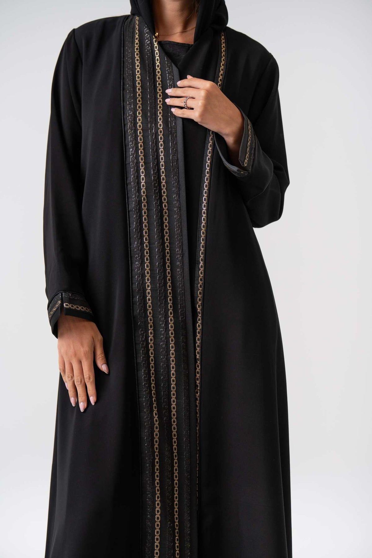 MWT4347 - عباية كريب بتطريز أسود وذهبي - Aya
