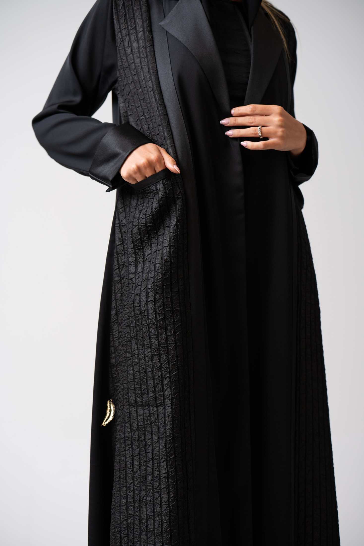 MWT4348 - عباية فوكرو مخطط بياقة ساتان - Aya