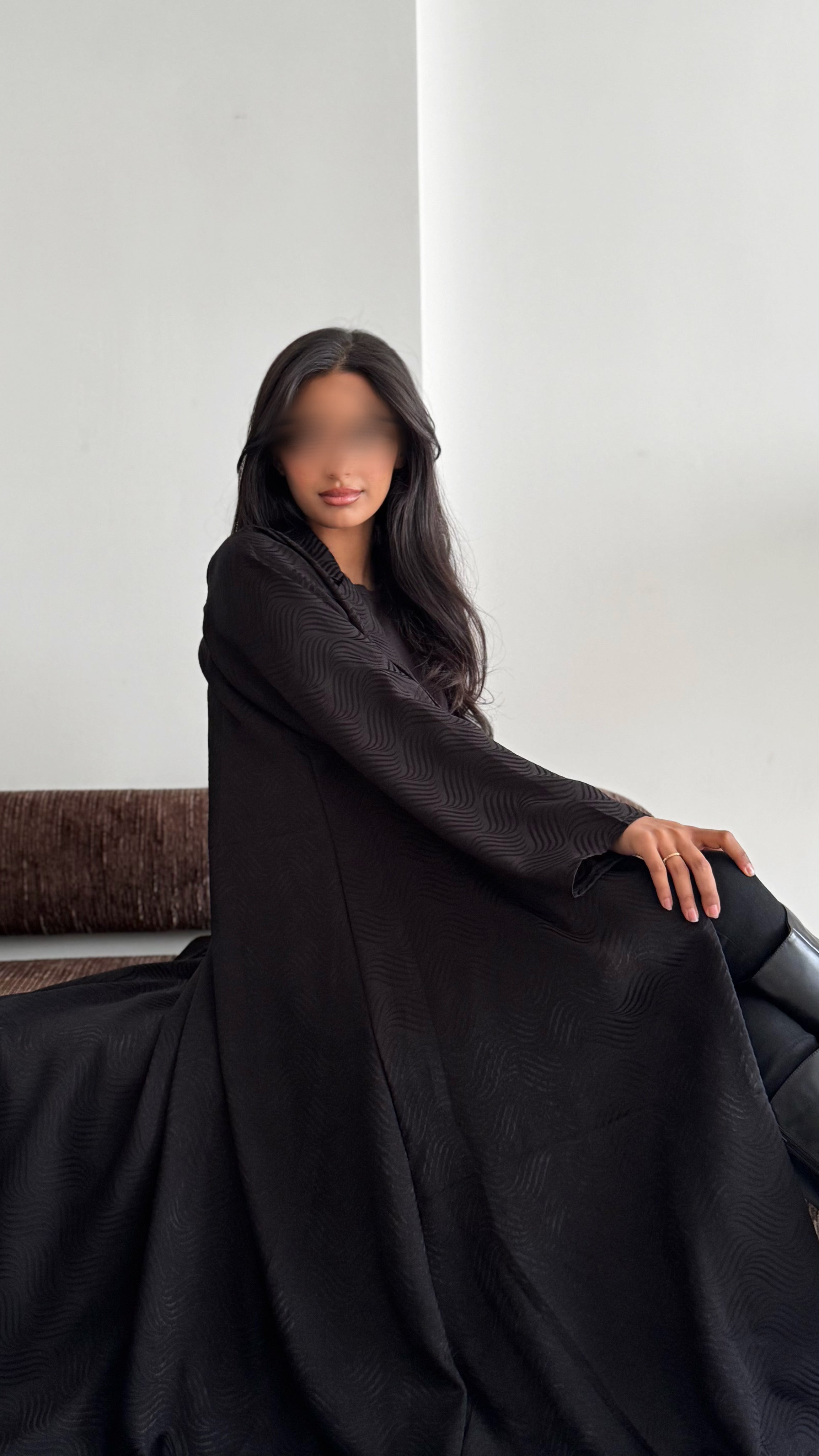 MW1844 - عباية جاكار فاخرة بتصميم ياقة بليزر ناعم مع ربطة أمامية تمنحك إطلالة راقية وعصرية - Aya