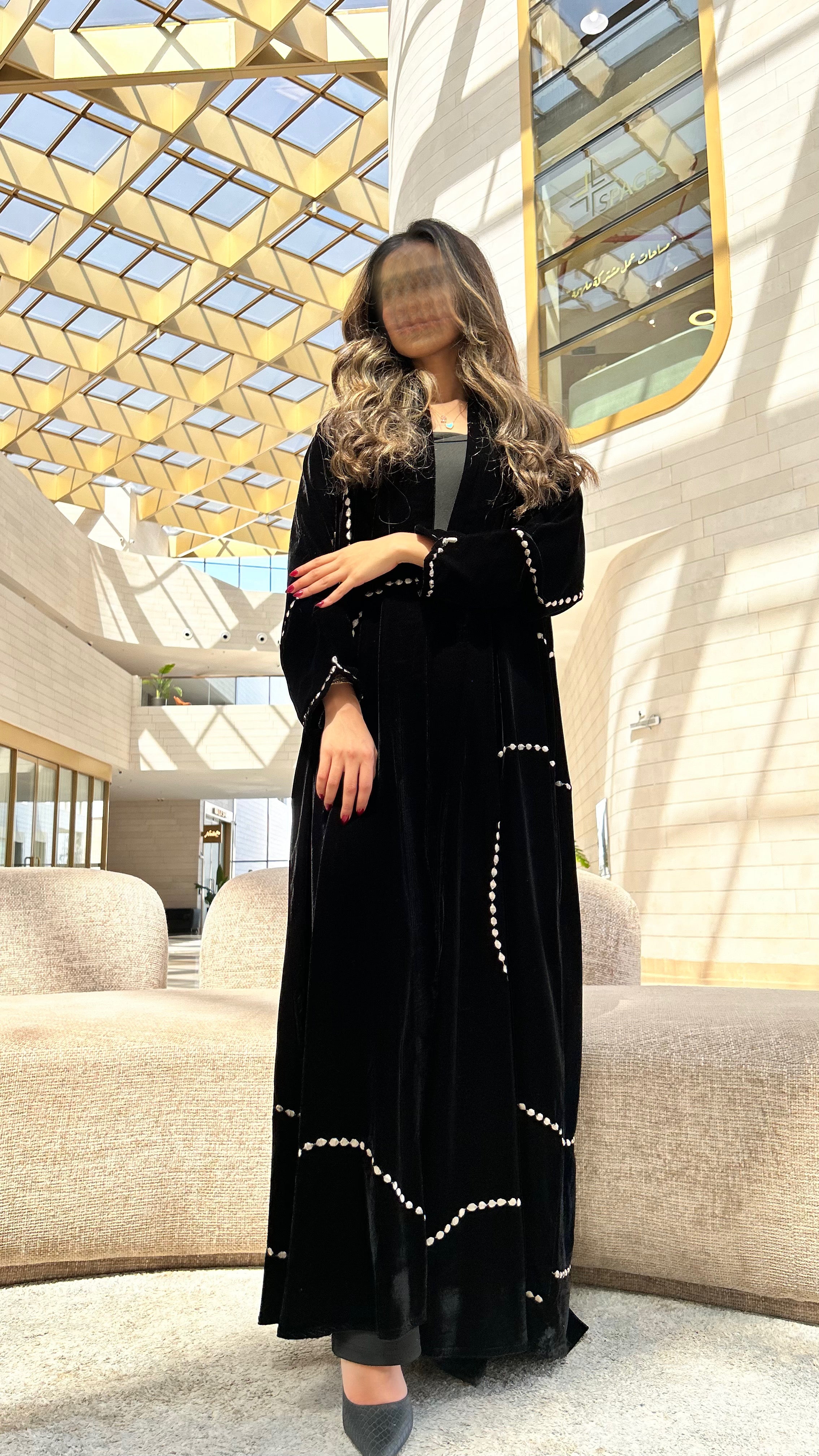 MWT645 - عبايه مخمل اسود تطريز ذهبي - Aya