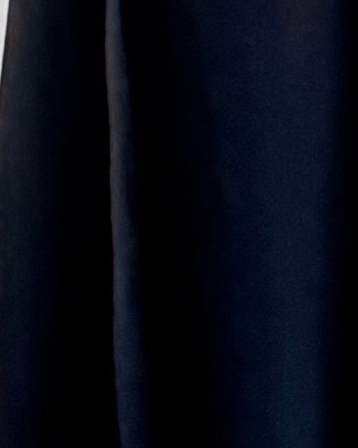 MWT5019 - قماش اسود كريب مع أكمام تفته ابيض و كلفة شك قصة نص كلوش - Aya