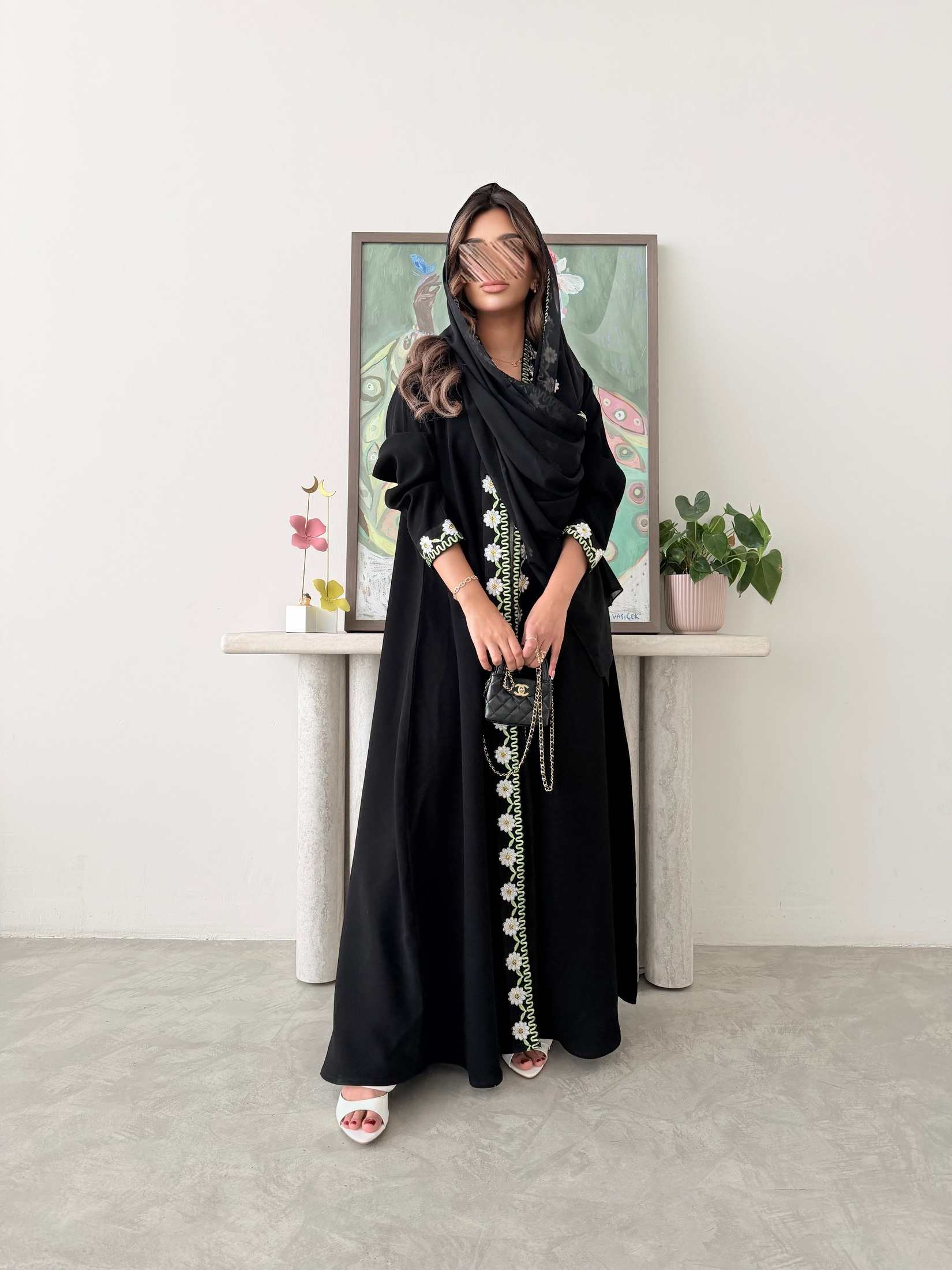 MWT791 - عباية كريب أسود مع تطريز ورود - Aya