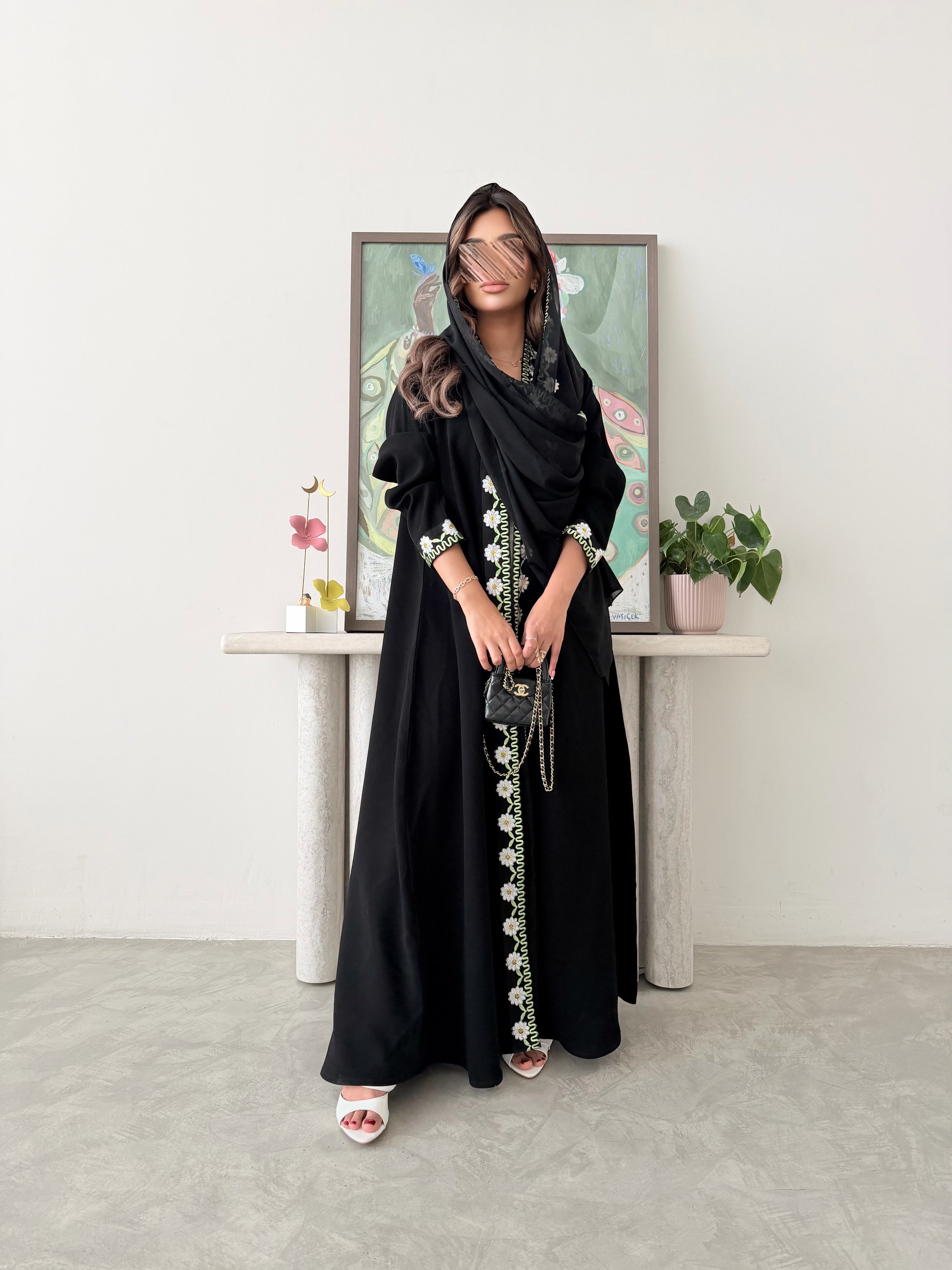 MWT791 - عباية كريب أسود مع تطريز ورود - Aya