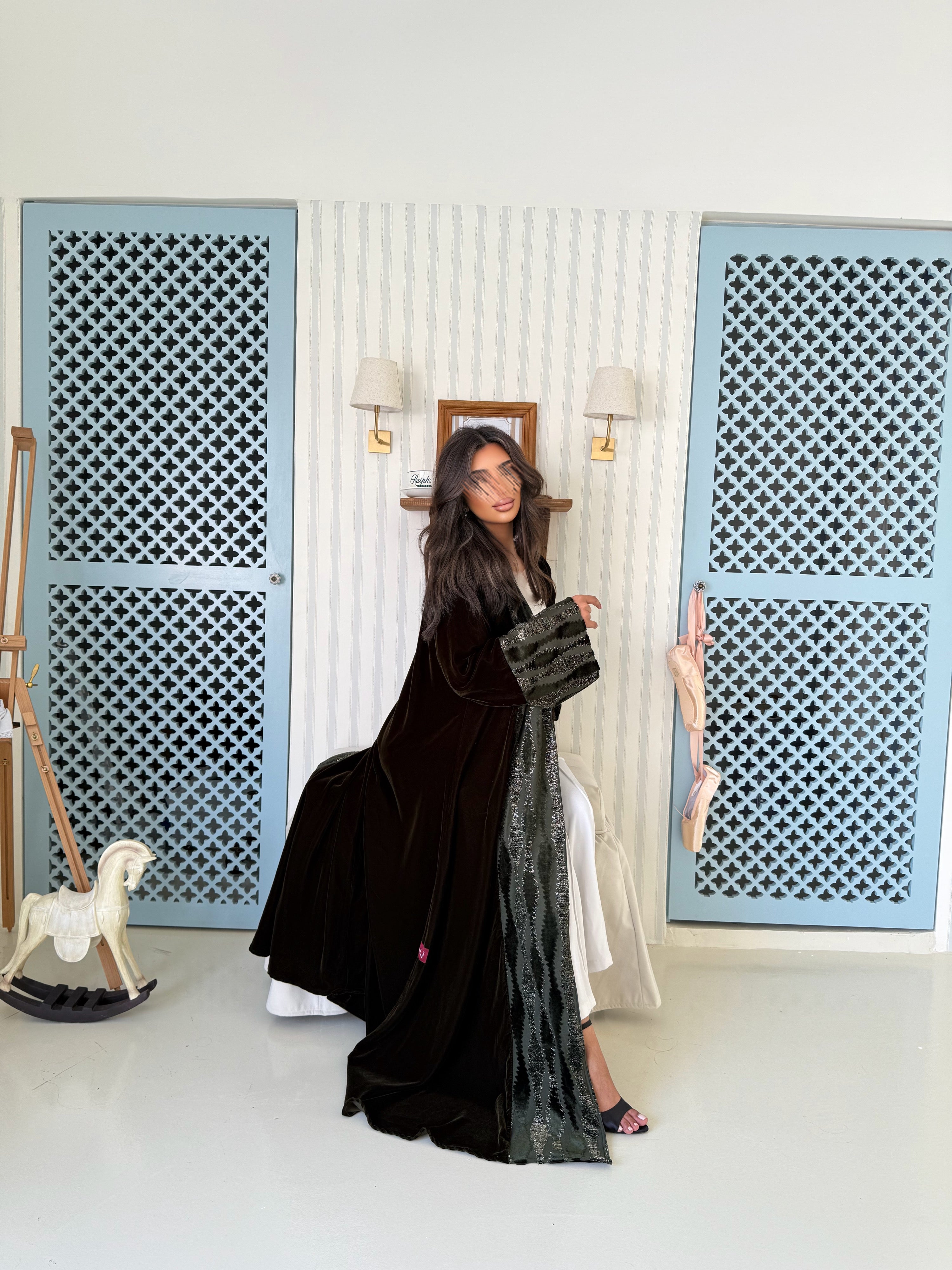 MW645 - Light Crepe Standing with Jacquard Half-Cloche