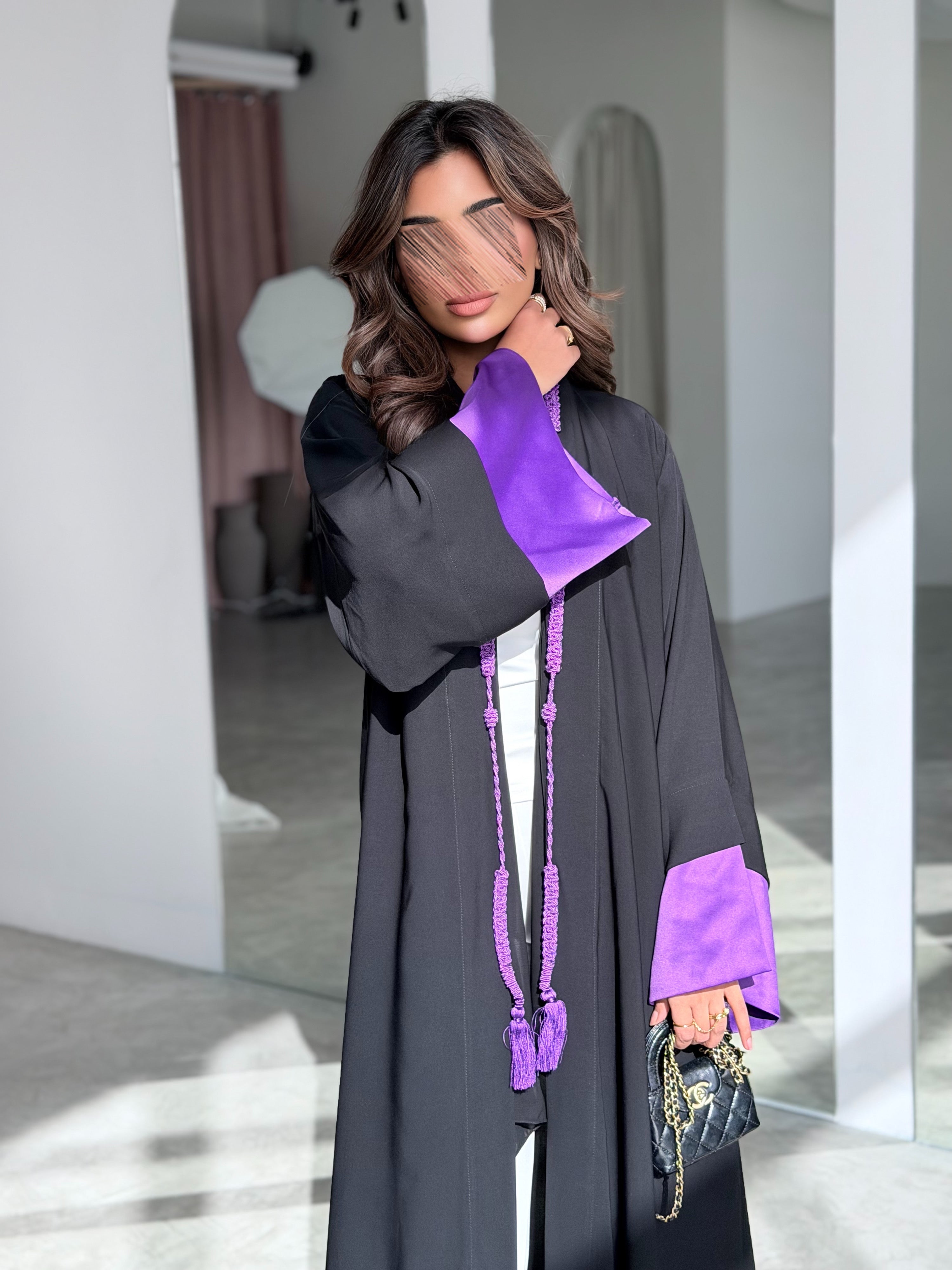 MWT5018 - قماش اسود كريب و اضافة قماش تفته ناعم بنفسجي بالأكمام مع كلفة من الأمام قصة نص كلوش - Aya