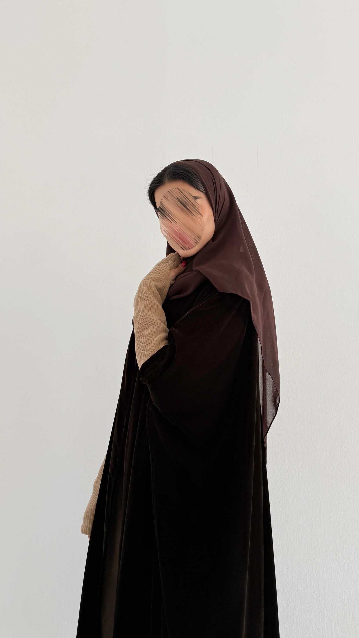MWT748 - عباية مخمل بأكمام استرتش - Aya