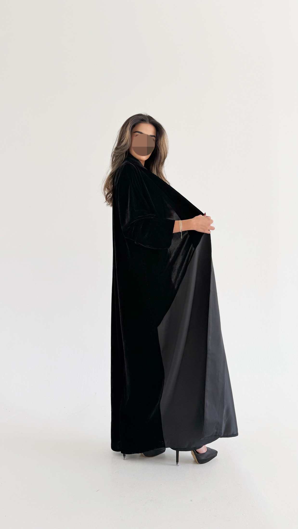 MWT801 - عباية مخمل مع تدخيلة - Aya