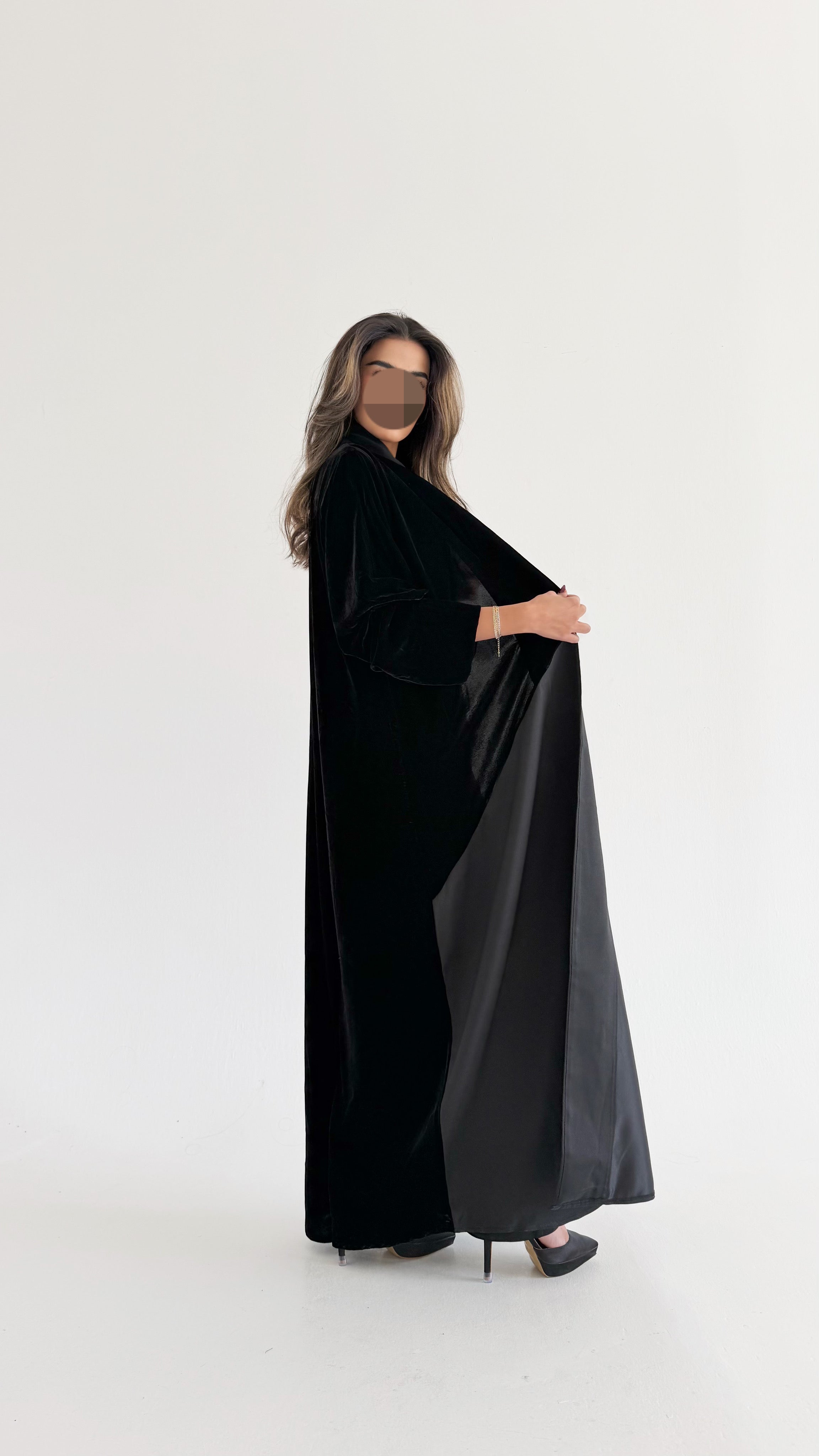 MWT801 - عباية مخمل مع تدخيلة - Aya