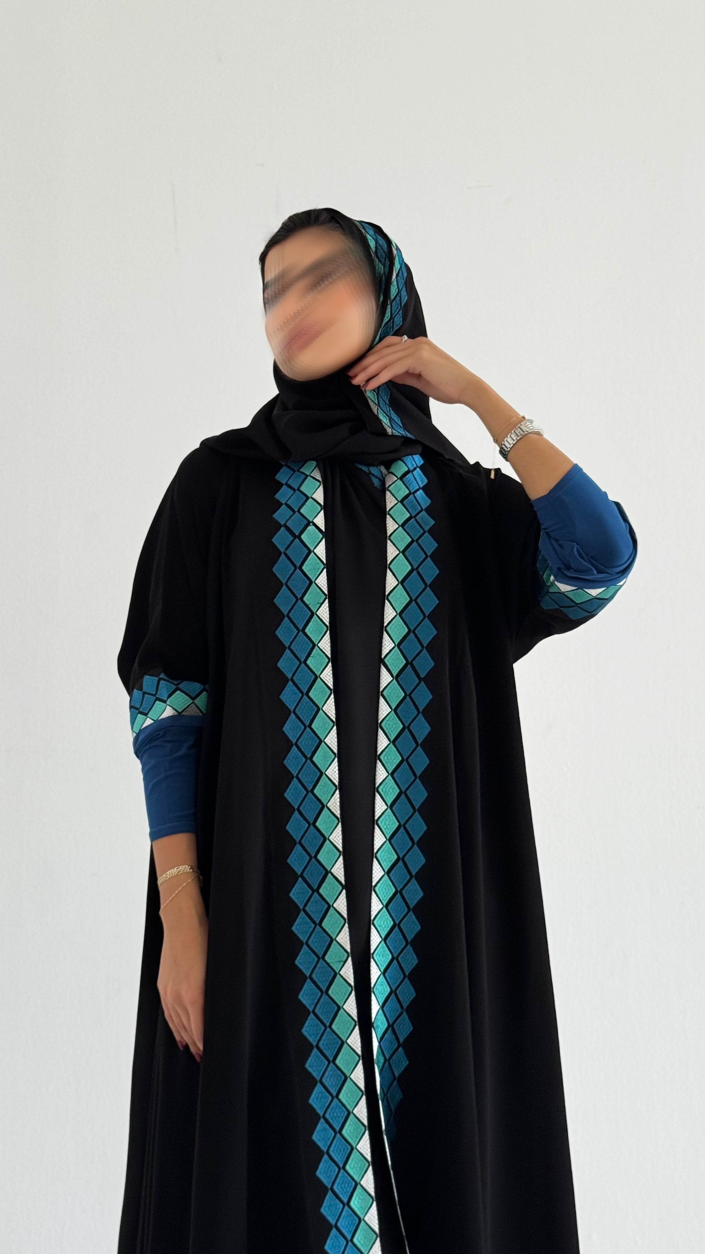 MWT496 - عباية سودا بتطريز أزرق - Aya