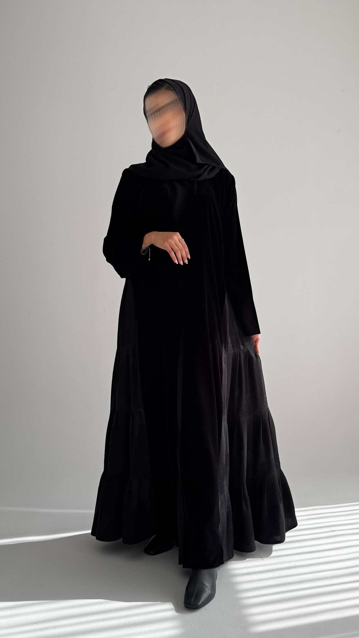 MWT695 - عباية اسود مخمل مع تدخيلة شيفون - Aya
