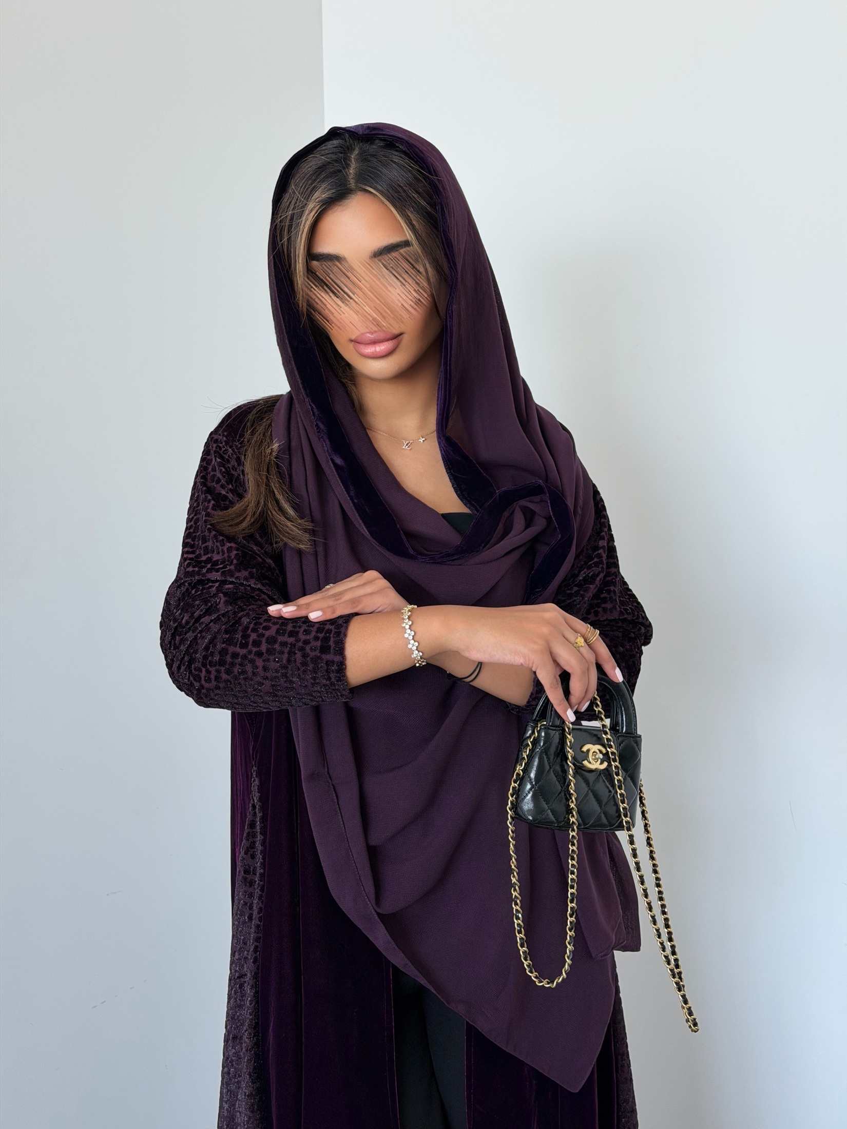 MWT953 - عباية مخمل مع تدخيلة لمعه بالاكمام والجوانب - Aya