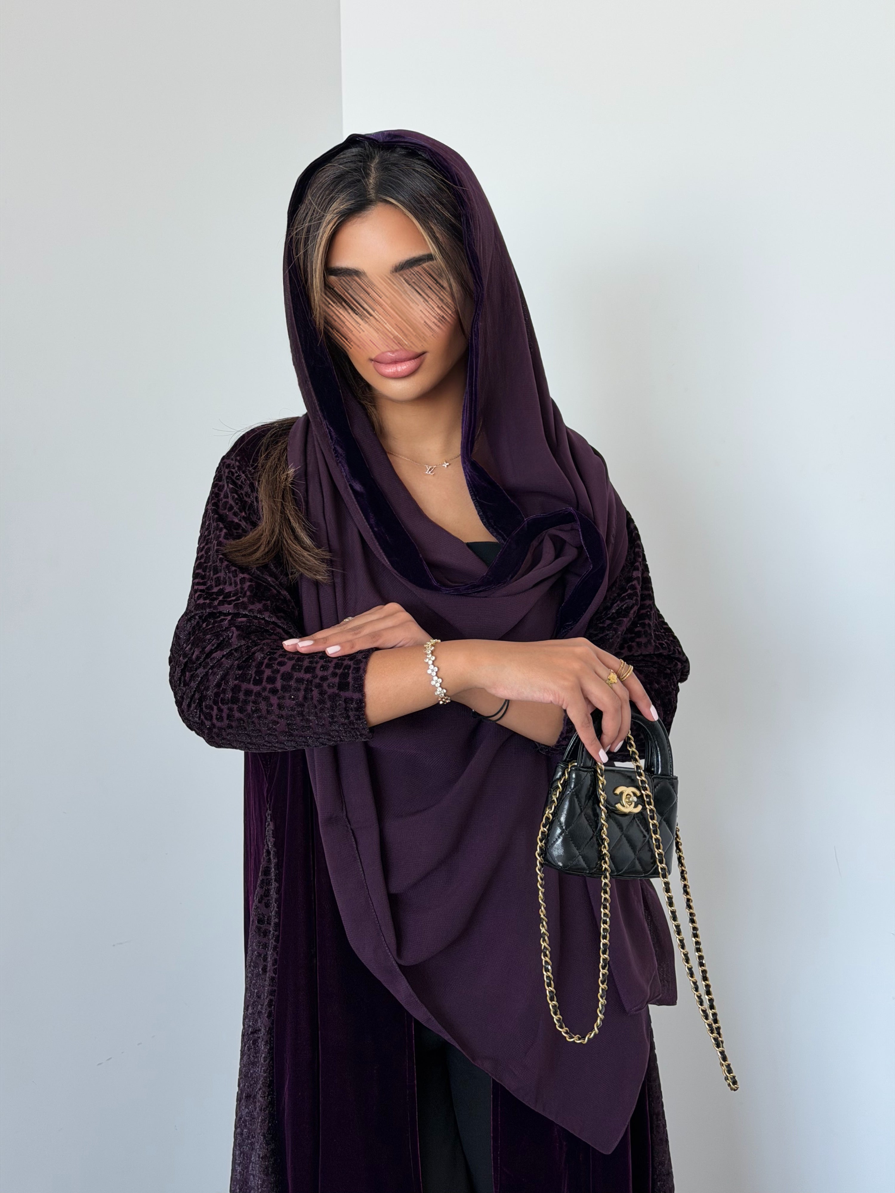 MWT953 - عباية مخمل مع تدخيلة لمعه بالاكمام والجوانب