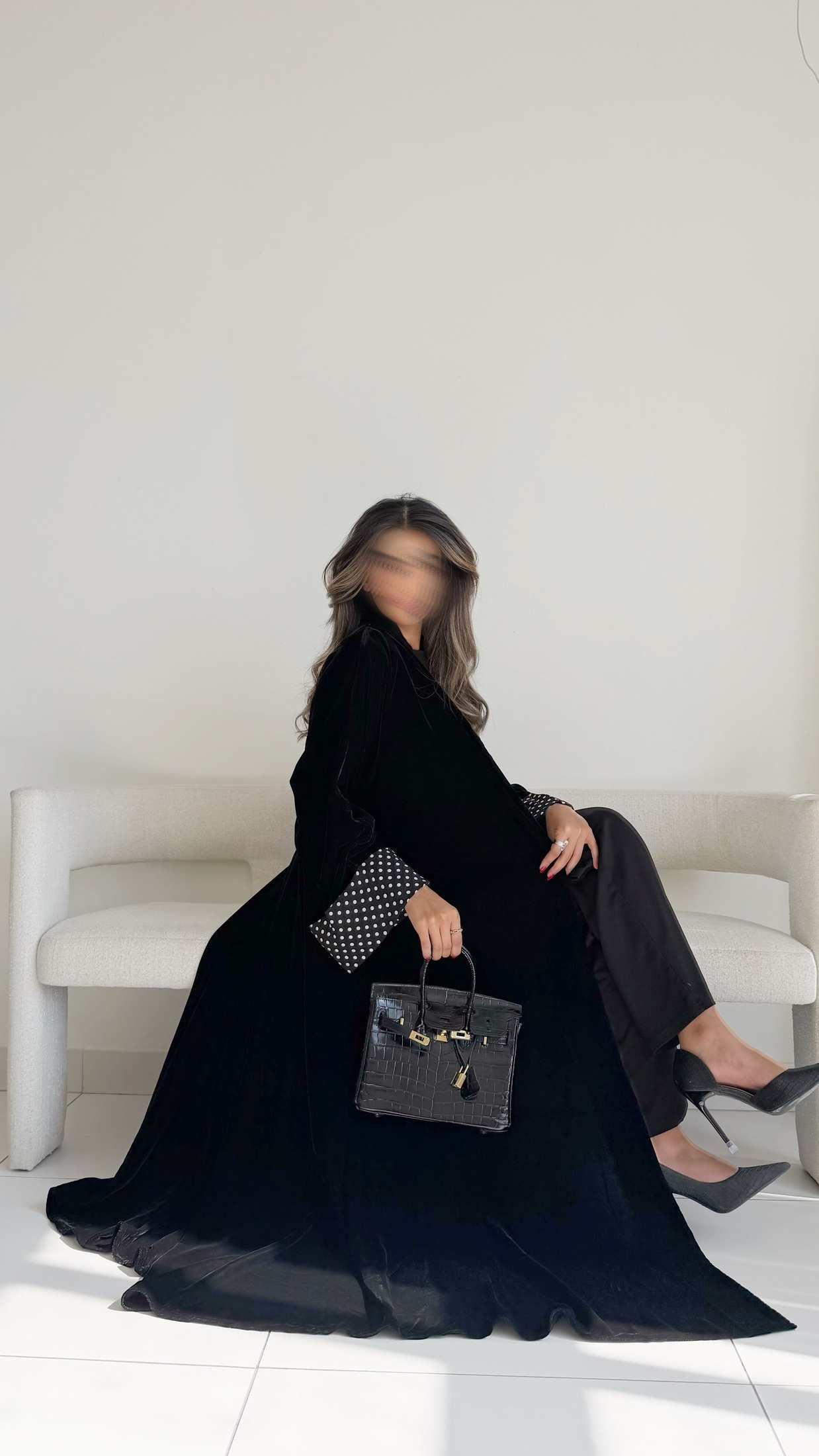 MWT571 - عباية مخمل أسود بأكمام منقطة - Aya