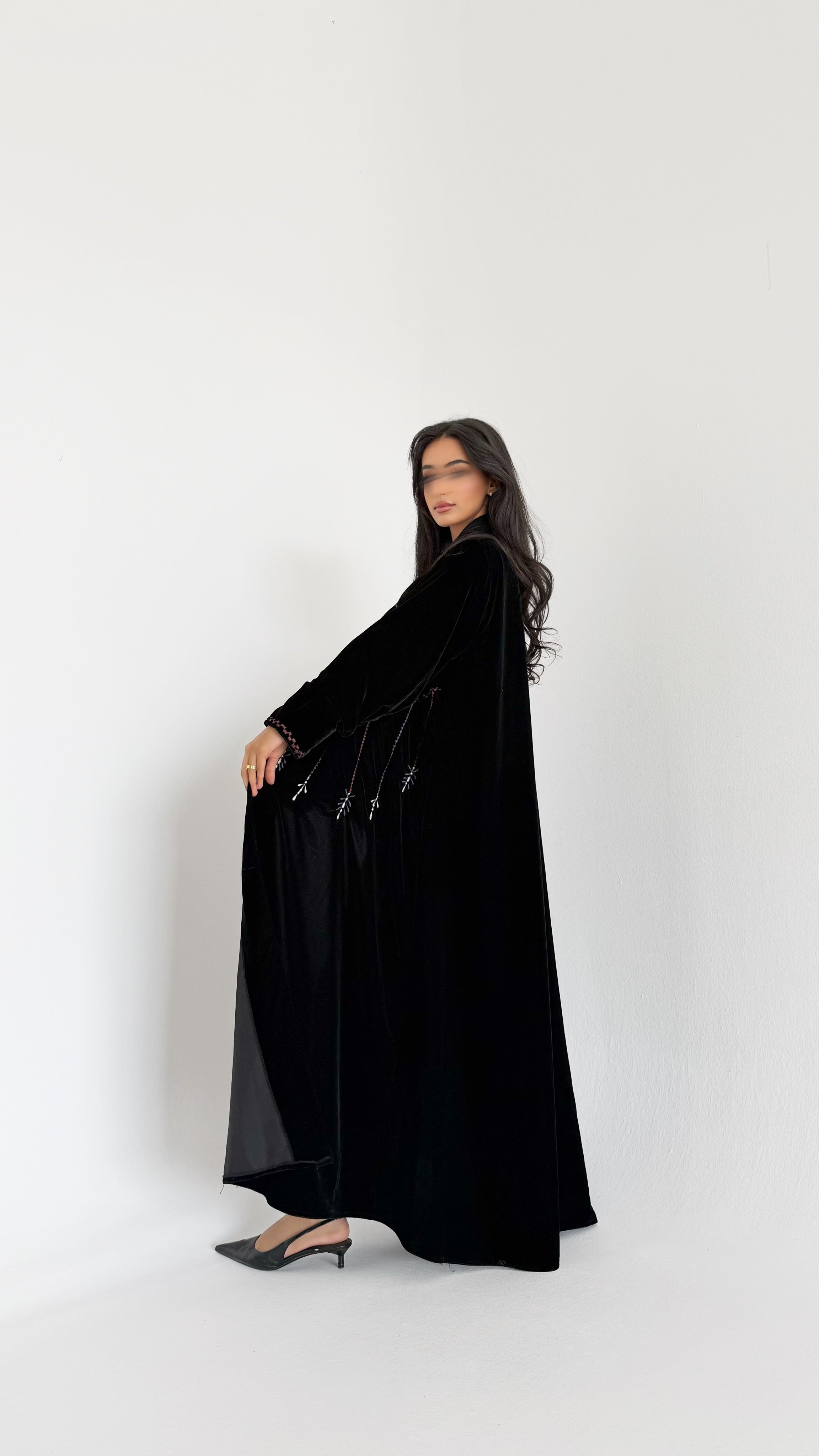 MWT728 - عباية مخمل بتطريز الوان