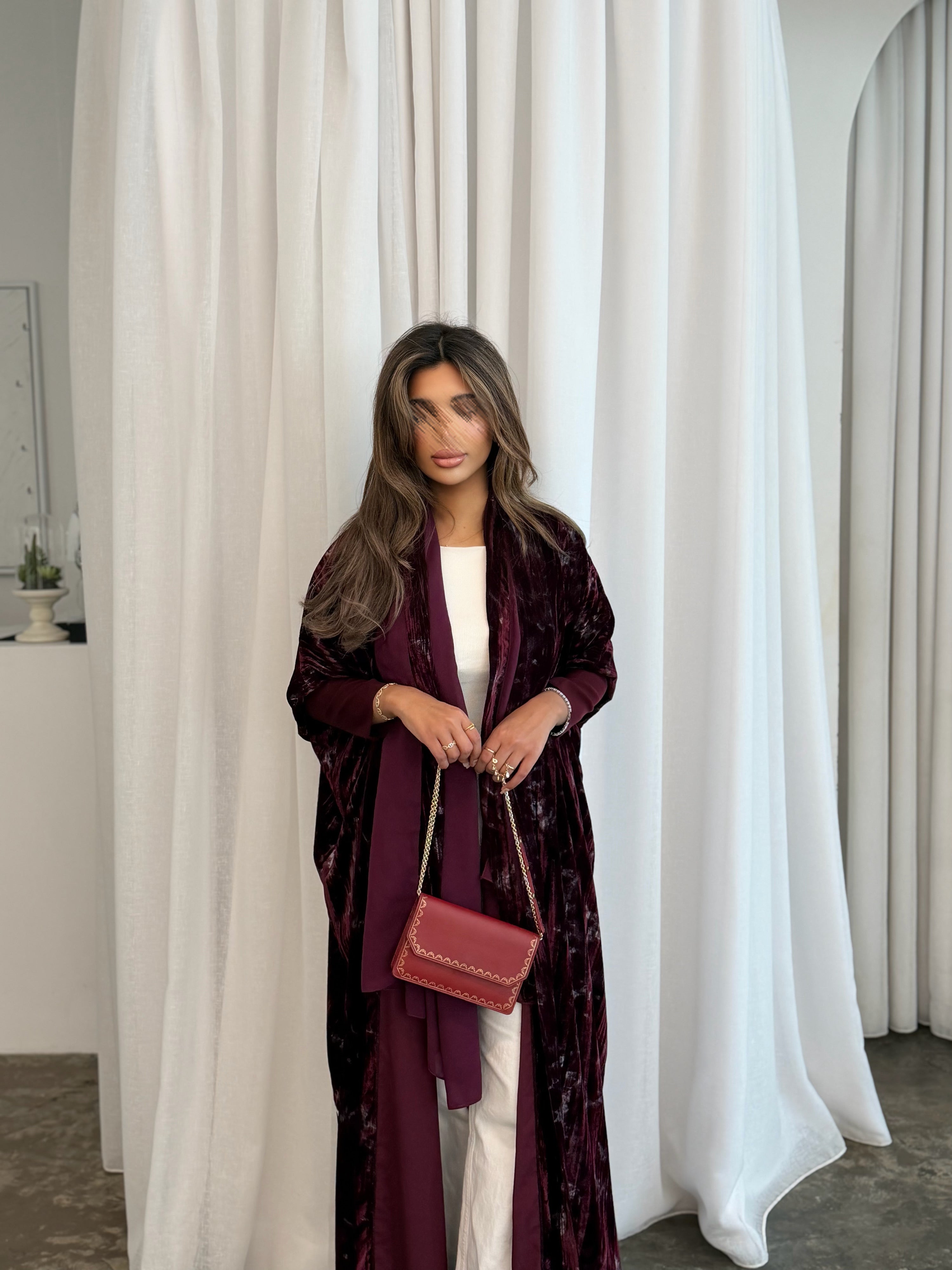 MWT996 - عبايةمخمل عنابي نص بشت - Aya