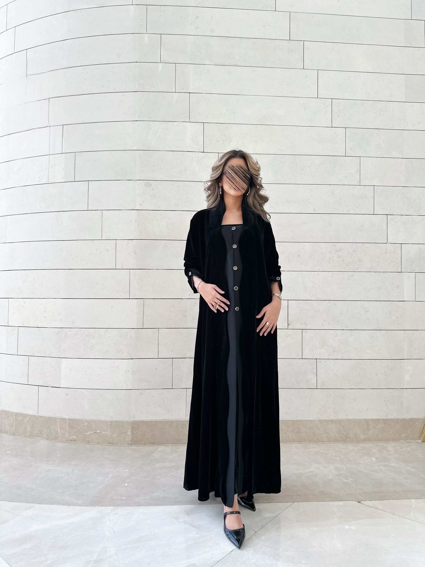 MWT537 - عباية مخمل مع تفته بأزارير ذهبية - Aya