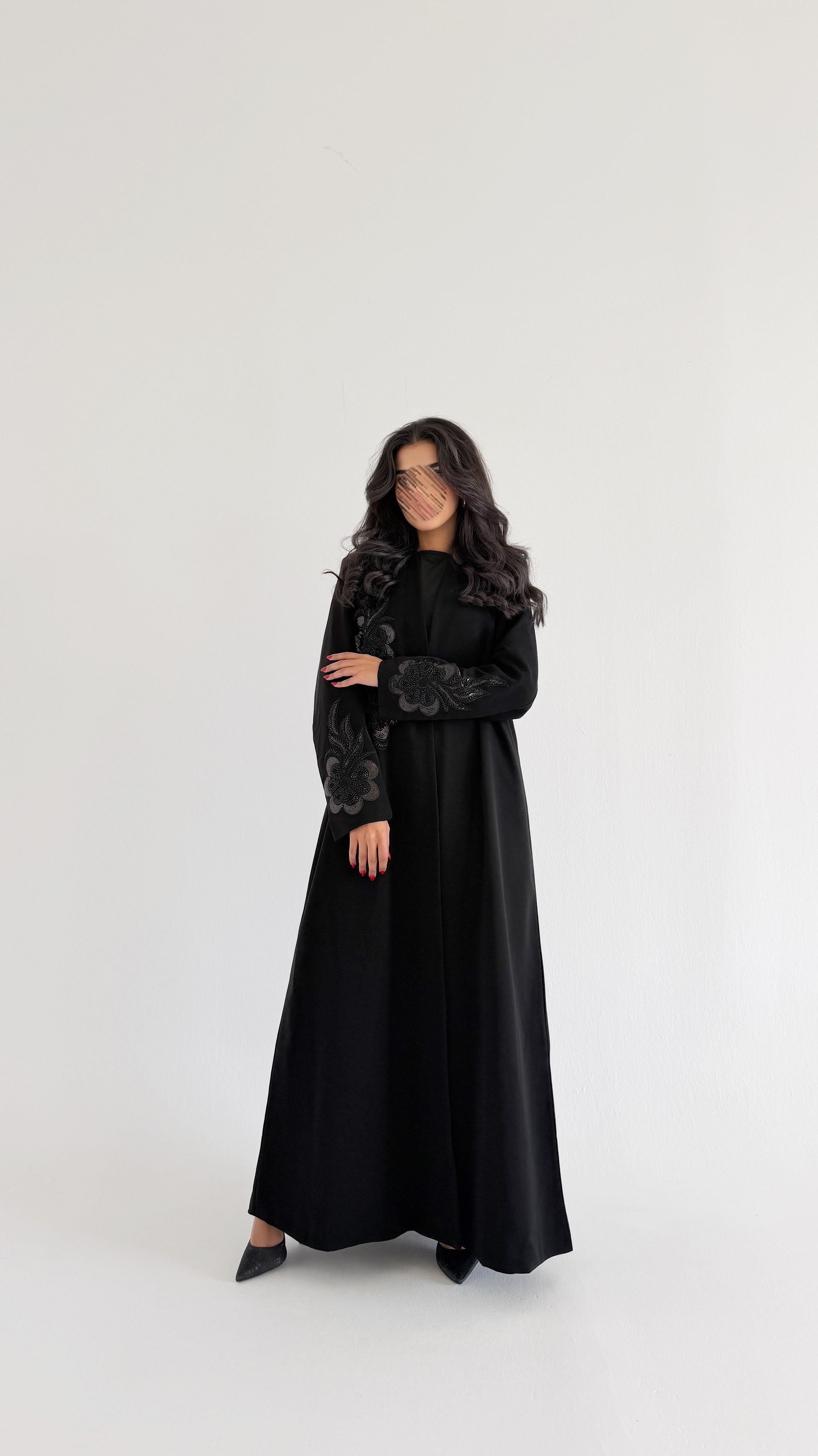 MW2028 - عبايه بليزر مع تطريز بالامام والاكمام - Aya