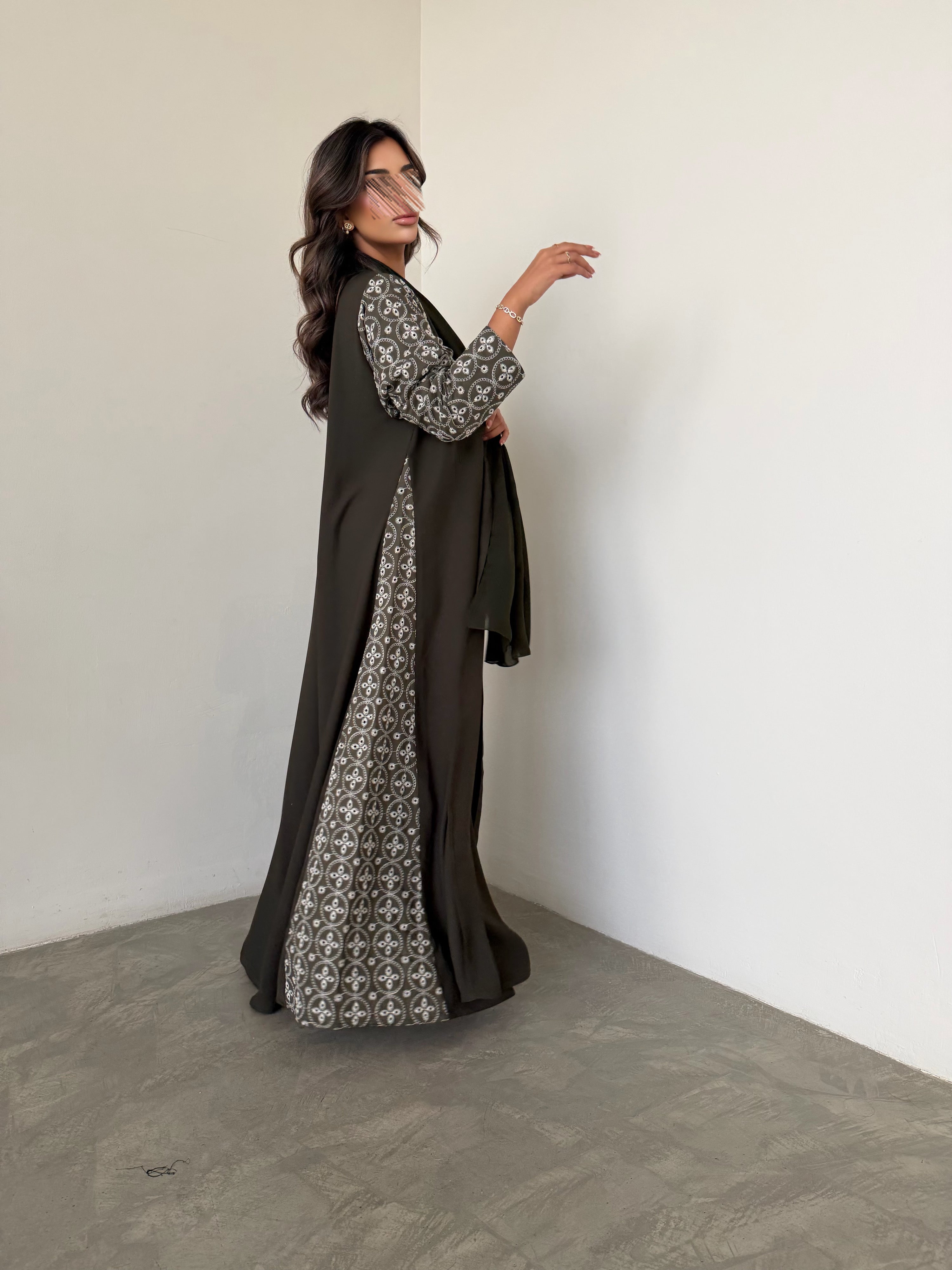 MWT767 - عباية كريب مع تدخيلة لنن هندي - Aya