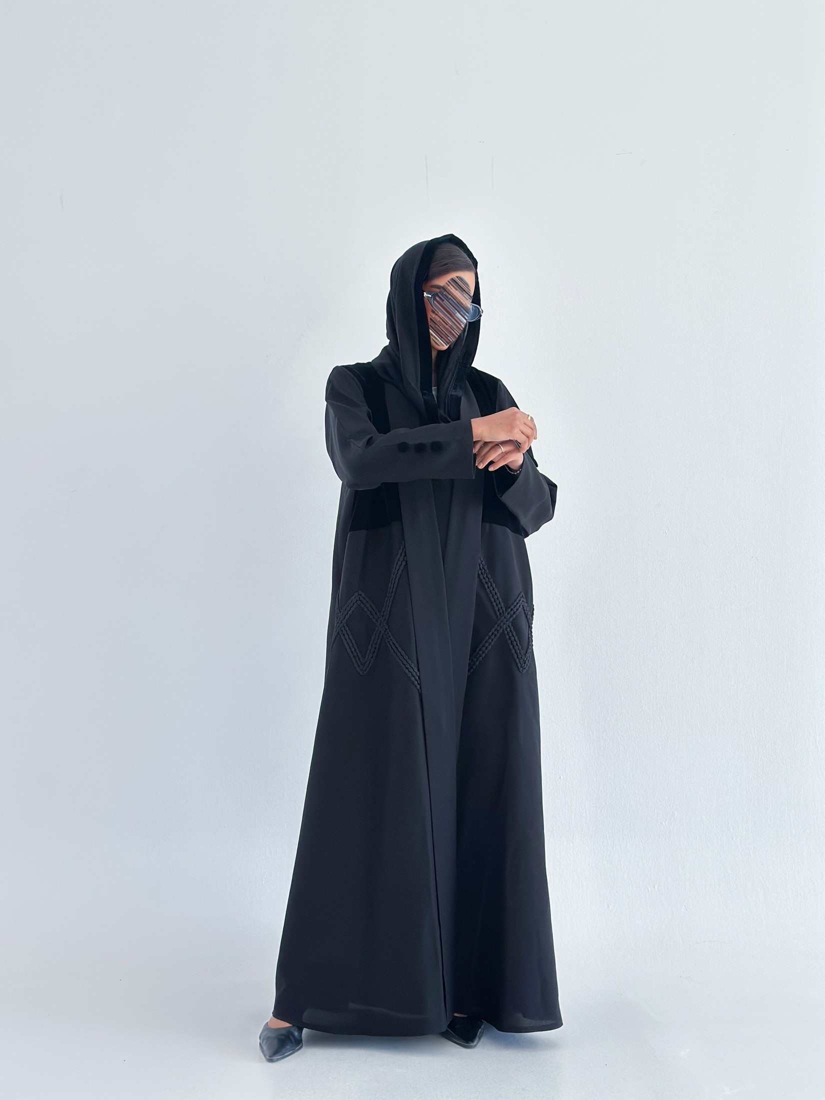 MWT559 - عباية مخمل مع تطريز أسود - Aya