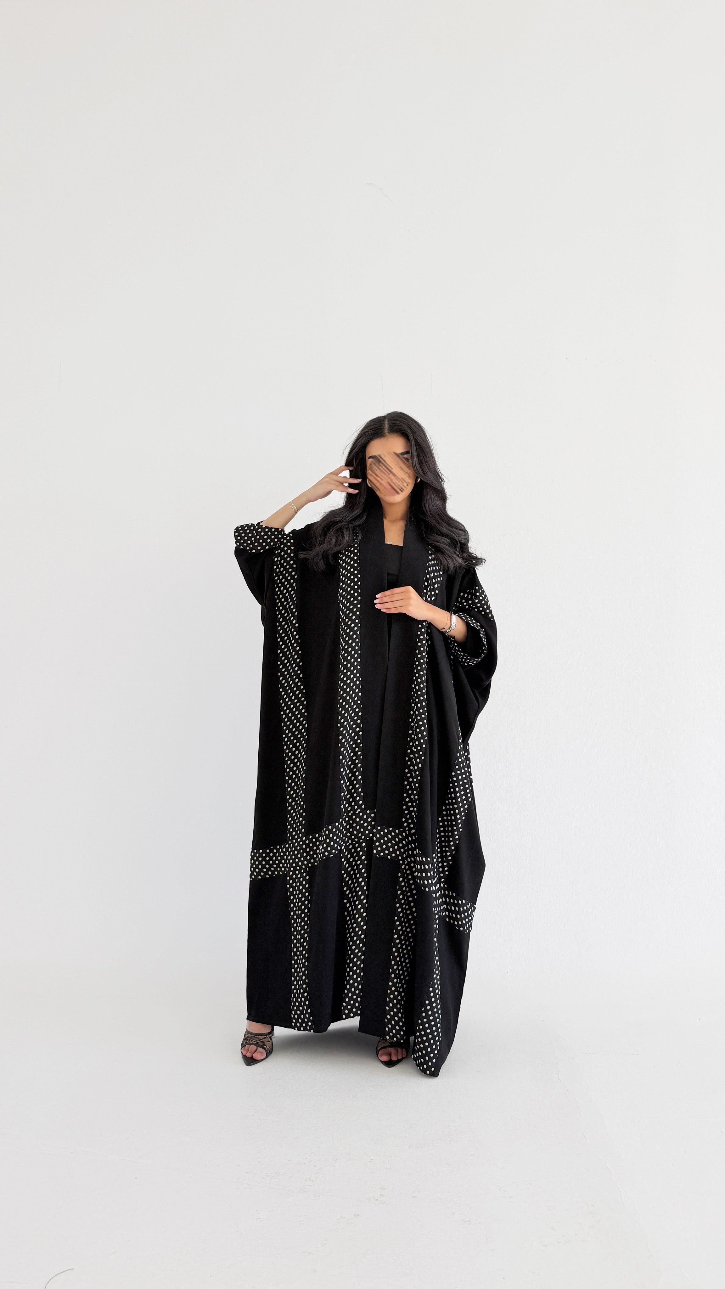 MWT1341 - عباية اسود مع تدخيلة منقط - Aya