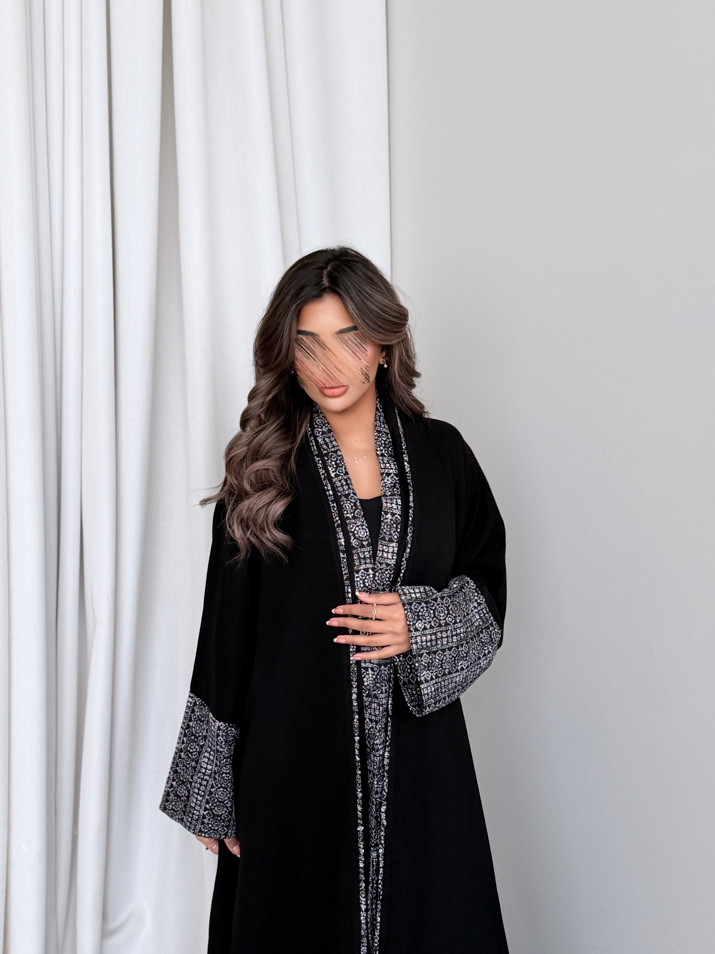 MWT769 - عباية كريب مع تدخيلة لنن هندي - Aya