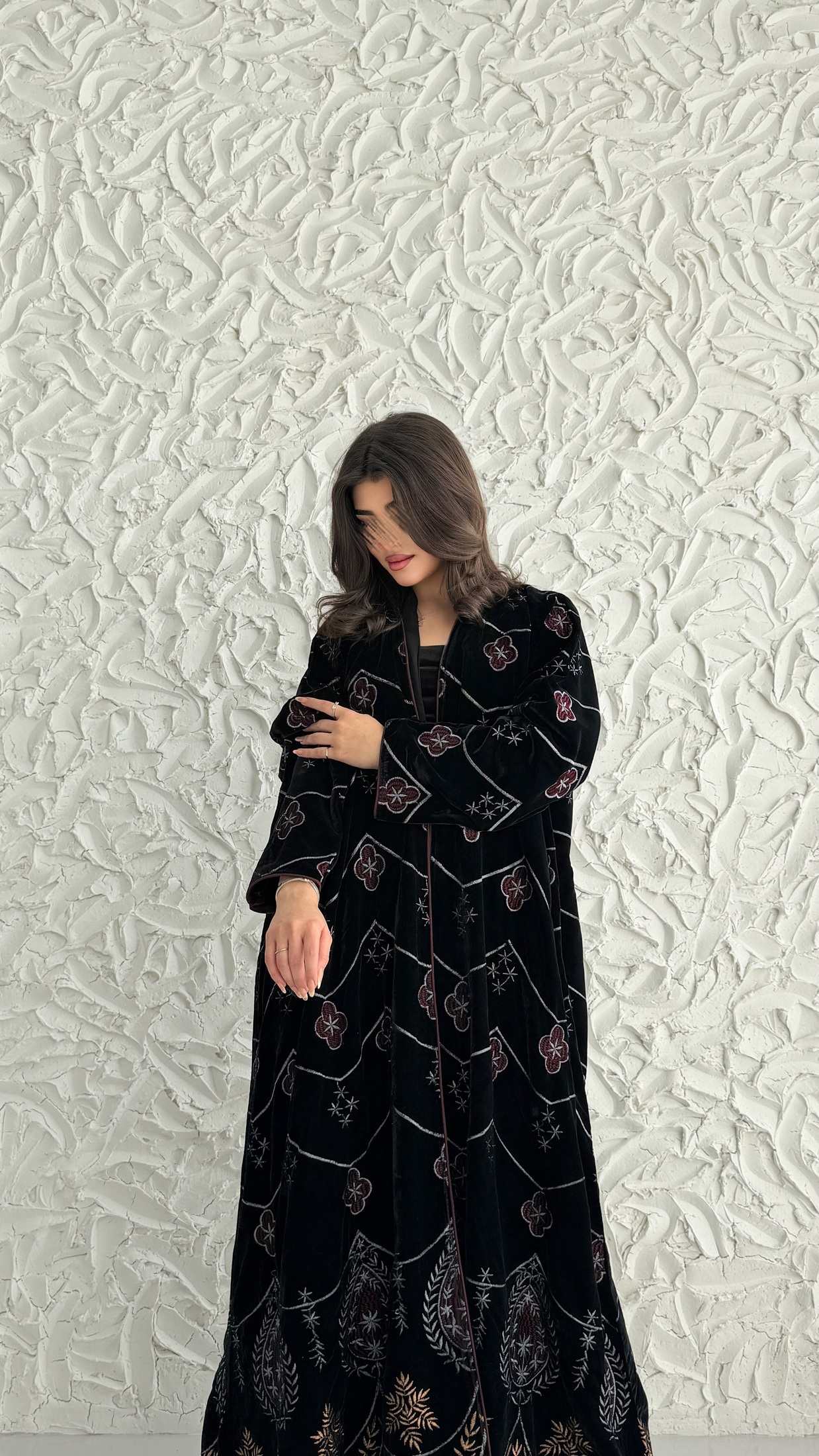 MWE909 - عباية مخمل مع تطريز - Aya