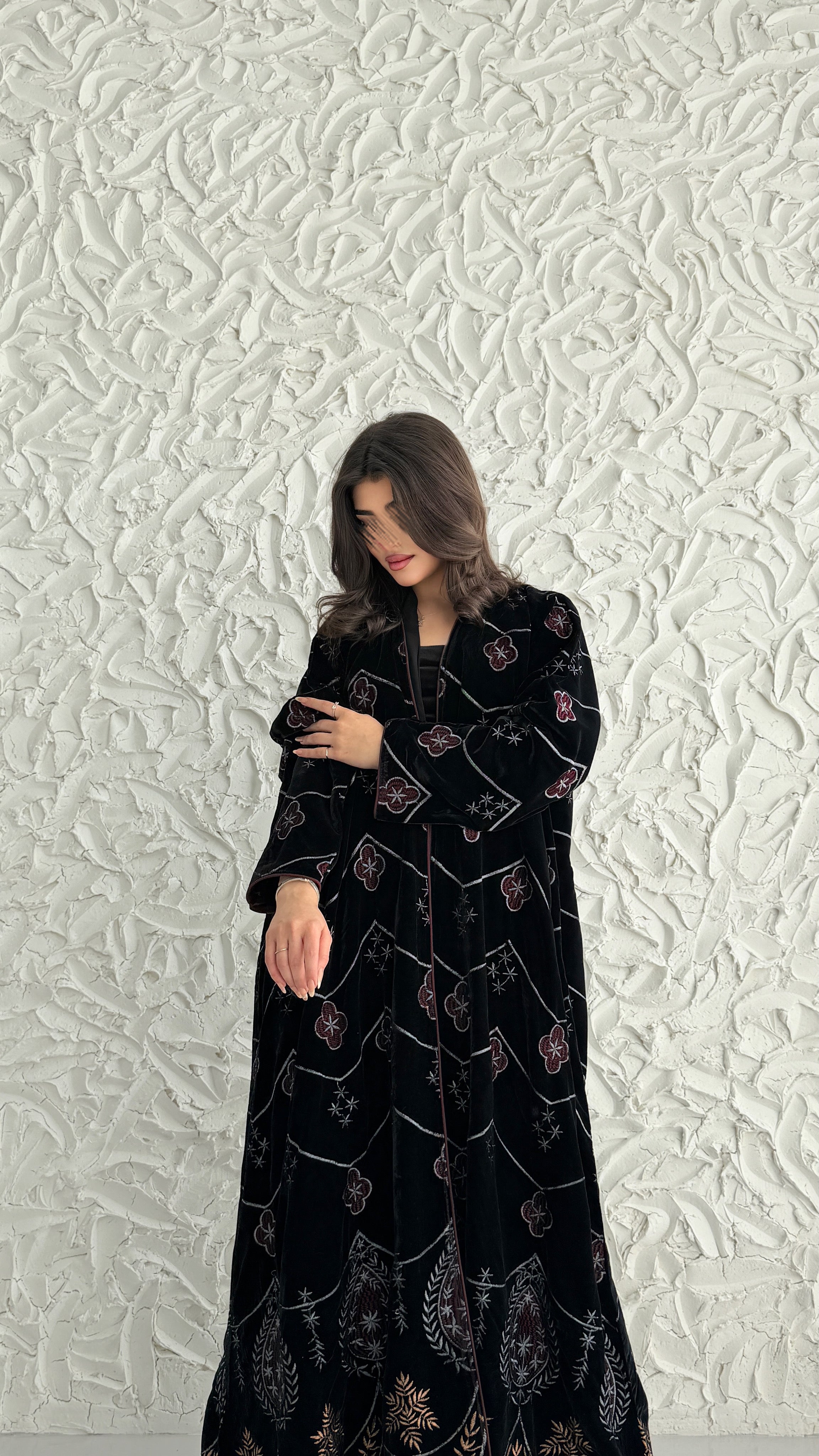 MWE909 - عباية مخمل مع تطريز