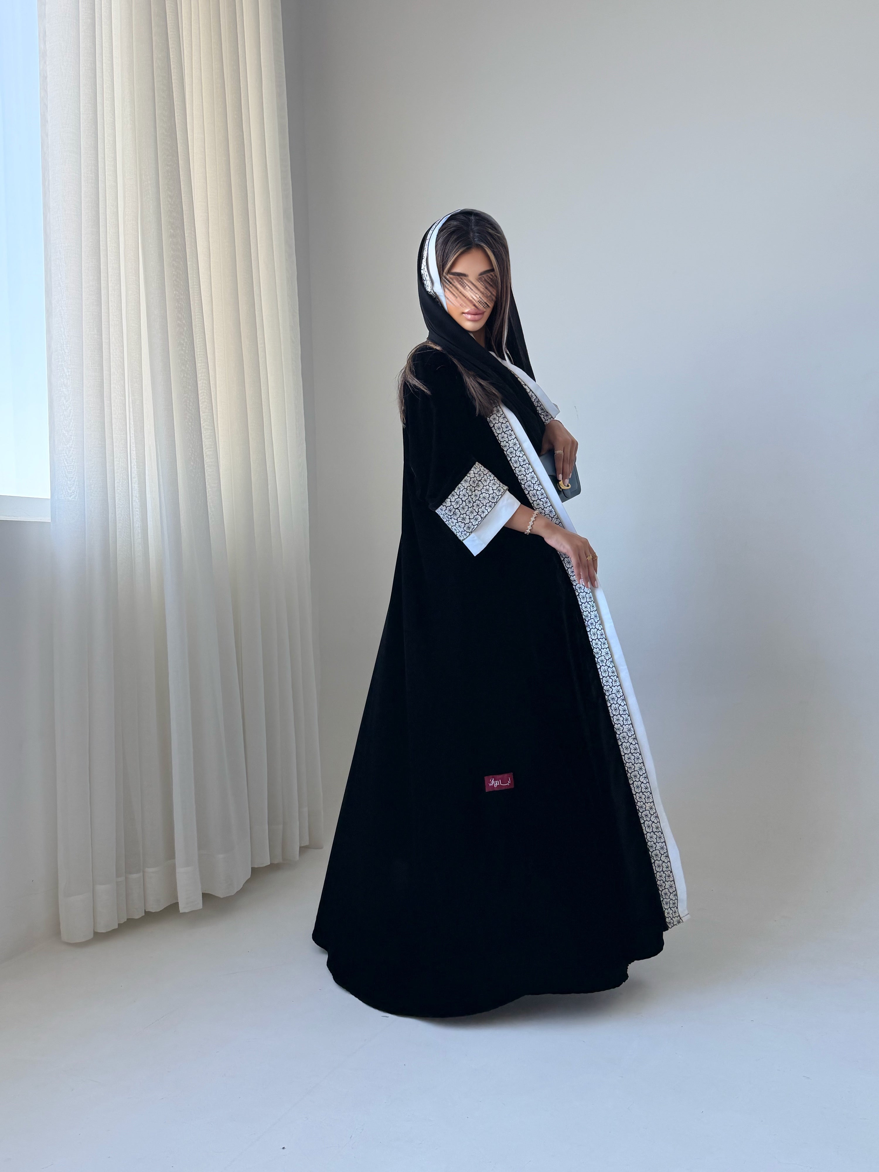 MWT963 - عباية مخمل مع تدخيله كلفه ورد من الامام