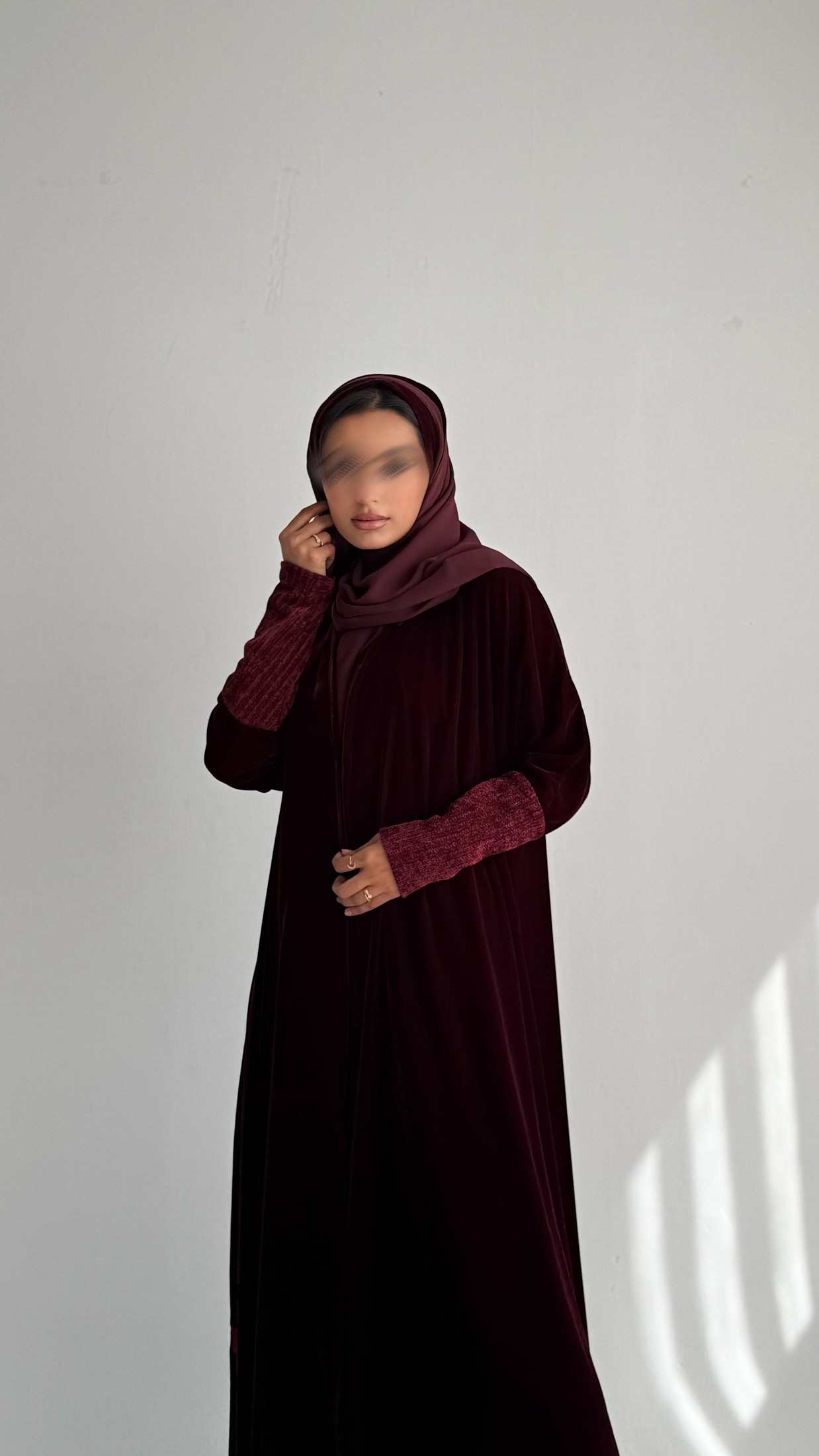 MWT692 - عباية مخمل عنابي مع تدخيلة بالاكمام - Aya