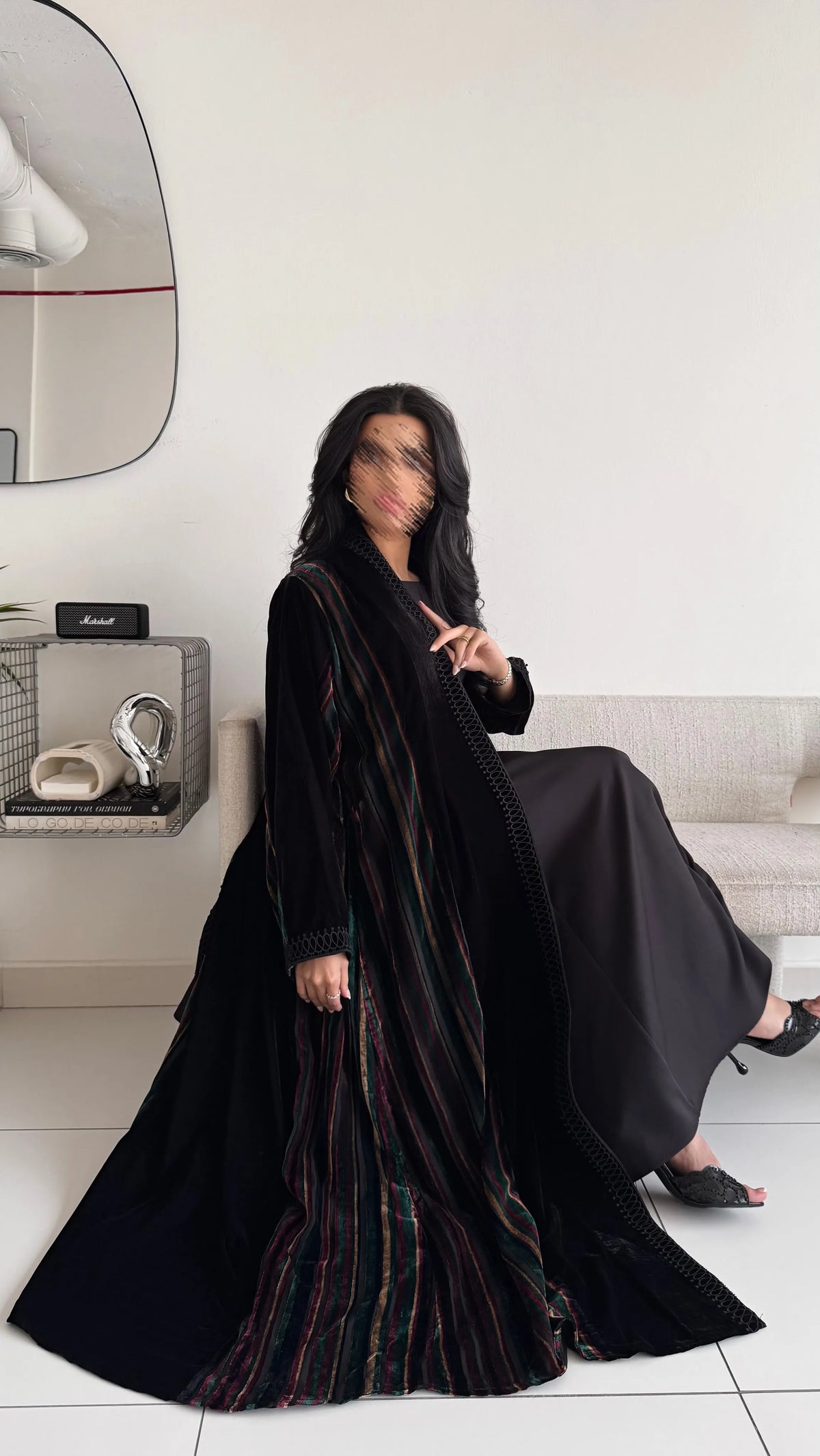 MW514  - عباية مخمل سوداء بتدخيلات ثماش مخمل مقلم مزينة بكلفه - Aya