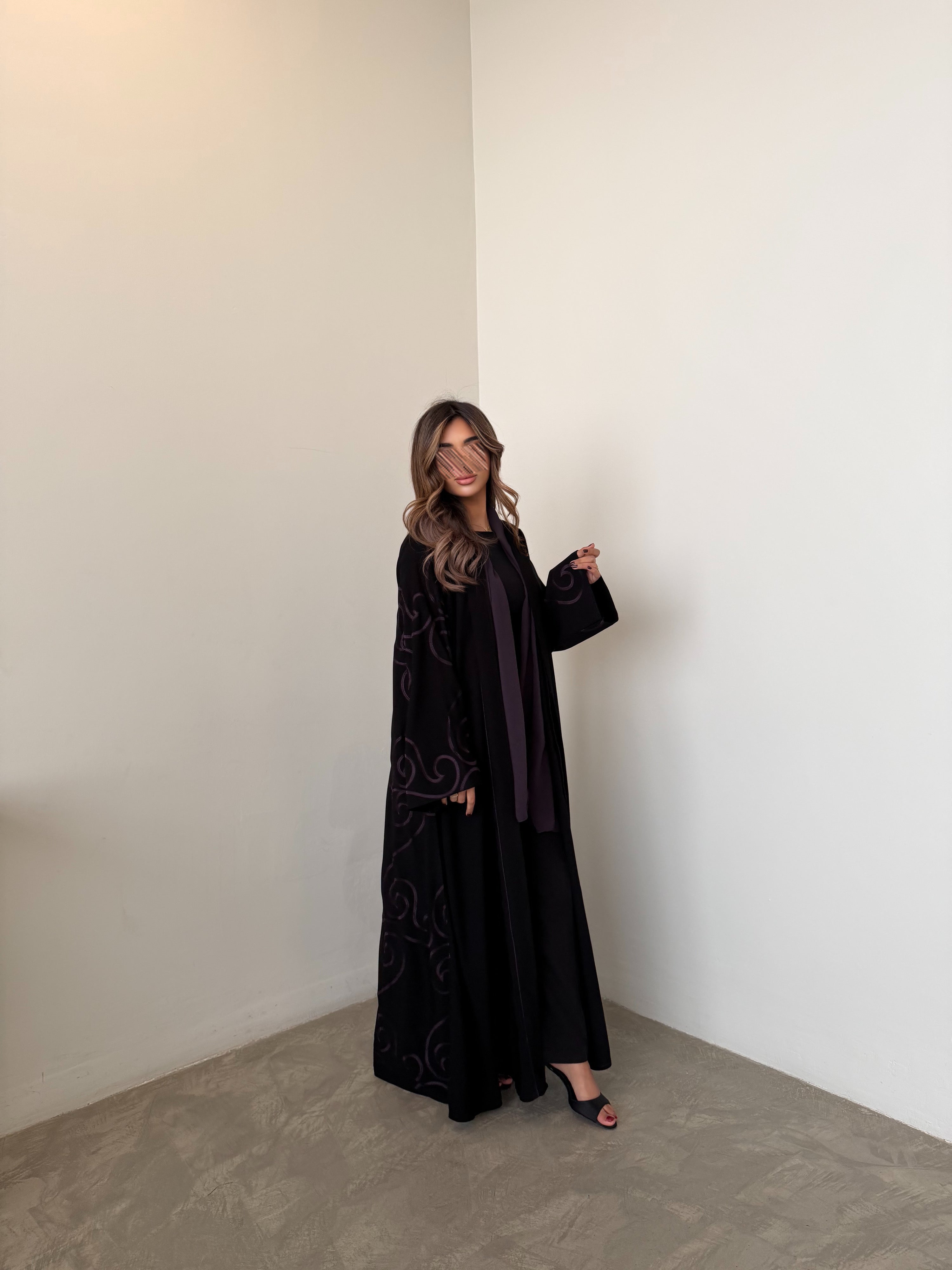 MWT1049 - عباية اسود بتطريز من الخلف - Aya
