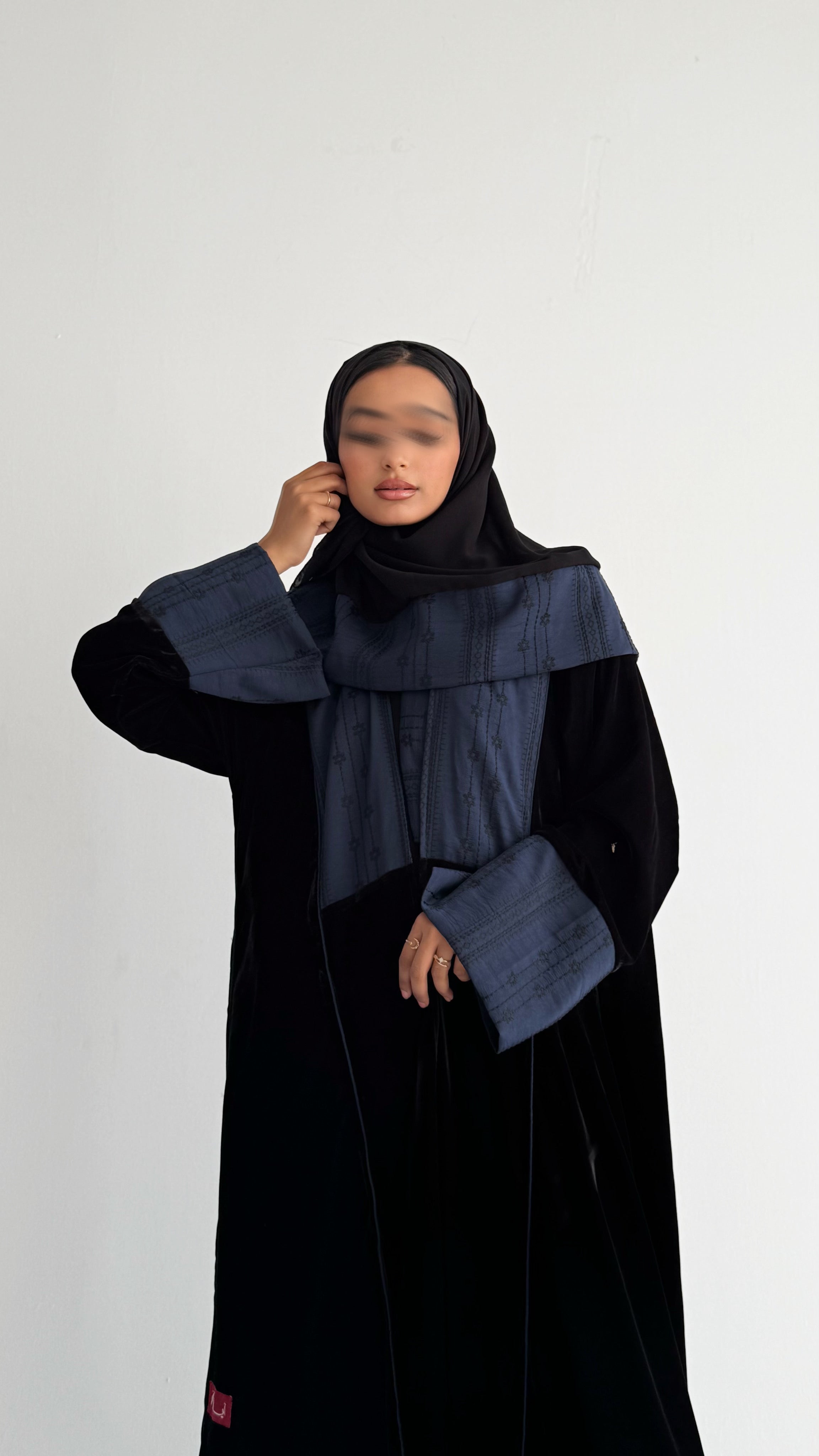 MW1840 - عباية مخمل مع اضافة تدخيلة الجاكار المطرز ليمنحك اطلالة راقية وعصرية - Aya