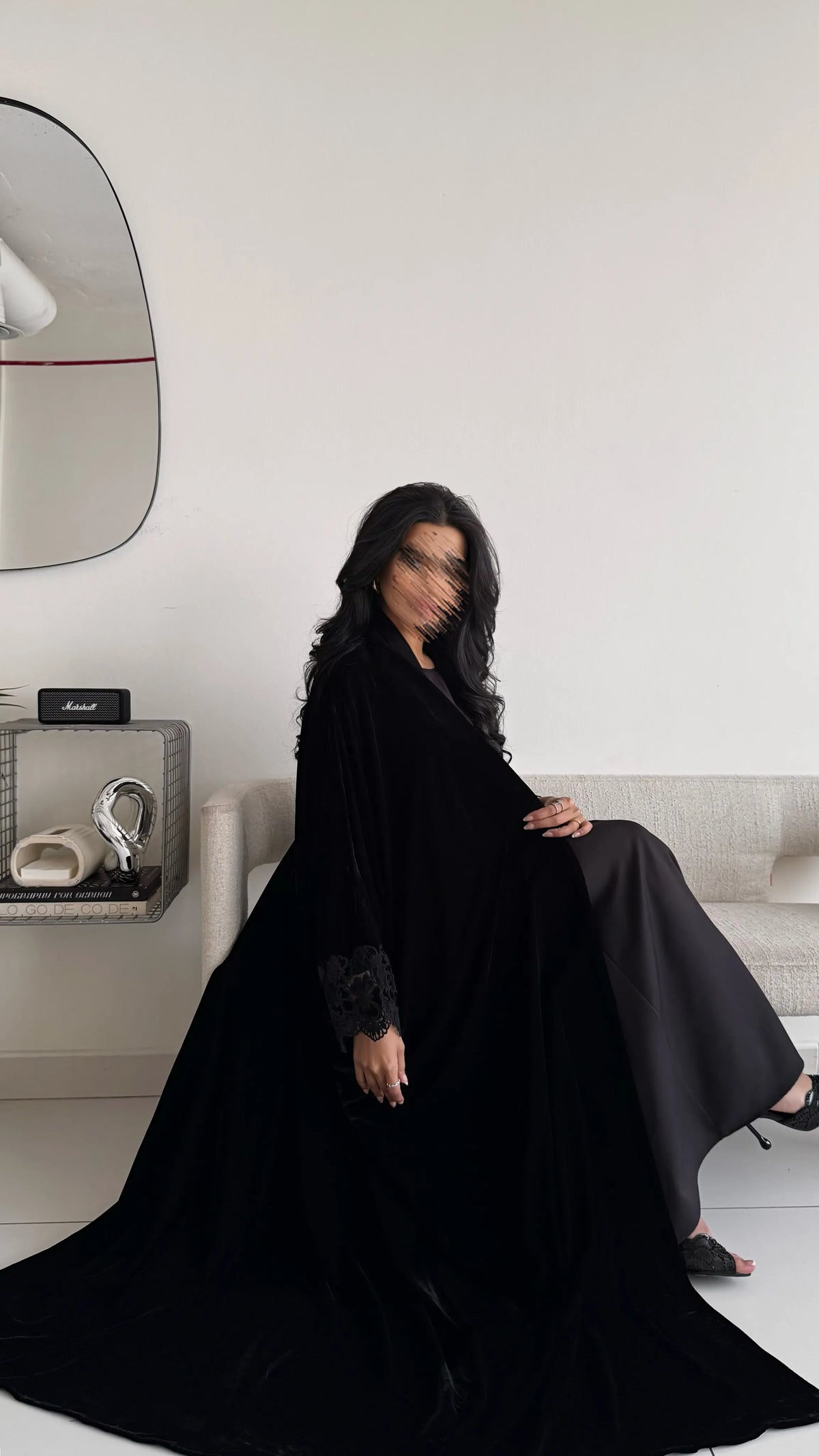 MW526  - عبايه سوداء مخمل نص بشت مع كم مزين بكلفة مخمل - Aya
