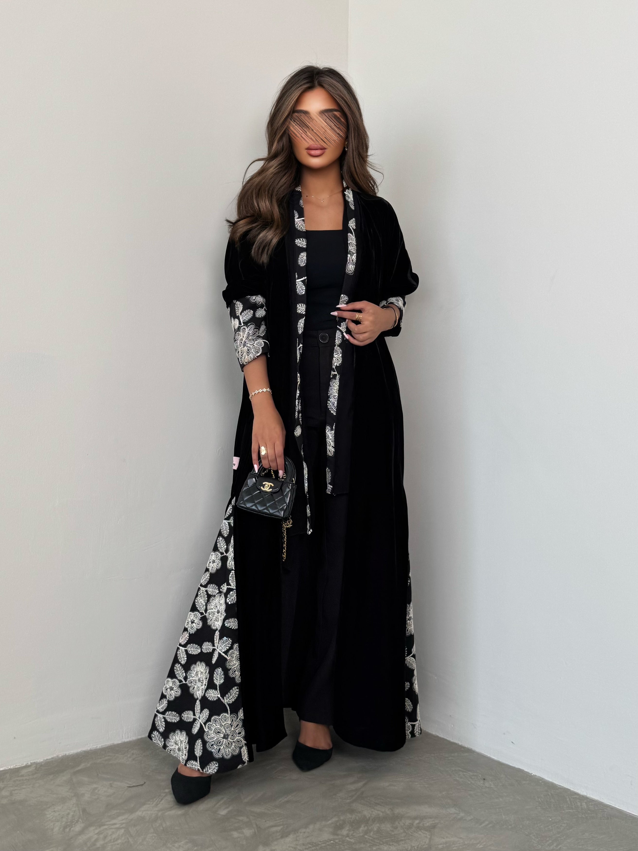 MWT672 - عباية اسود مع تدخيلة ابيض