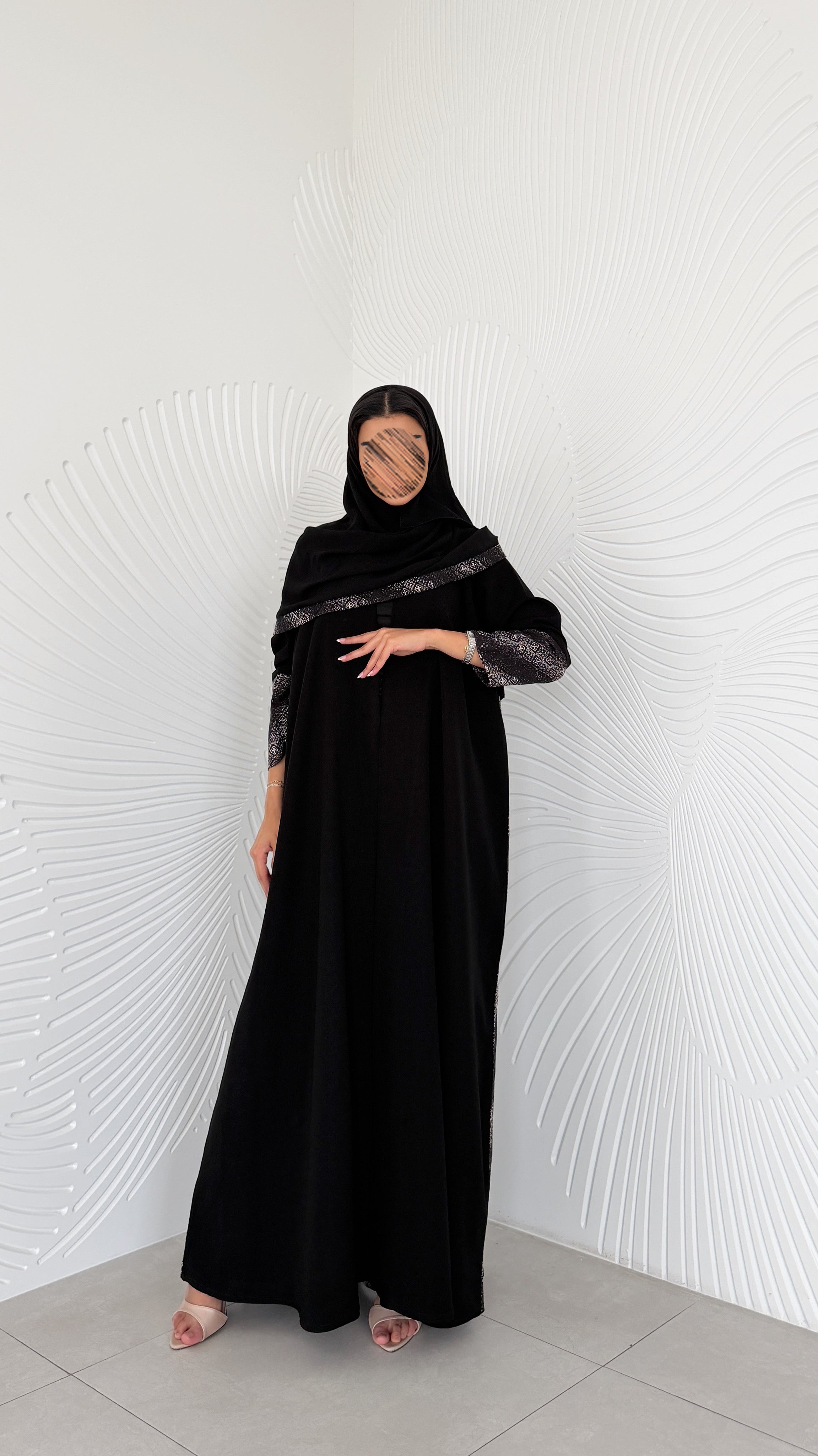 MWT2059 - عباية كريب اسود مع تدخيلة ركامة - Aya