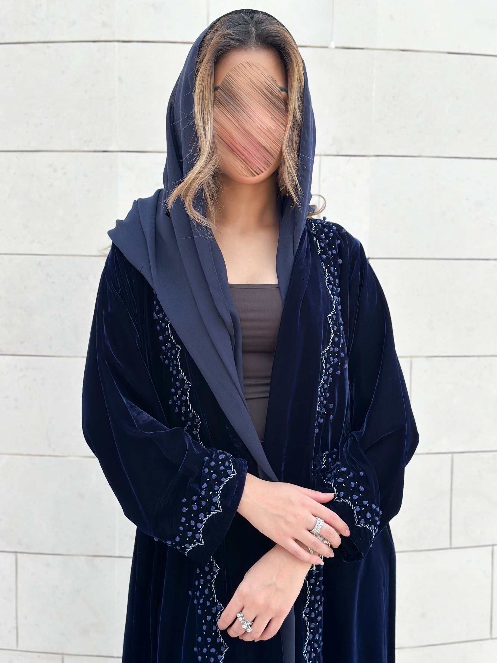 MWT725 - عباية مخمل بتطريز كحلي - Aya