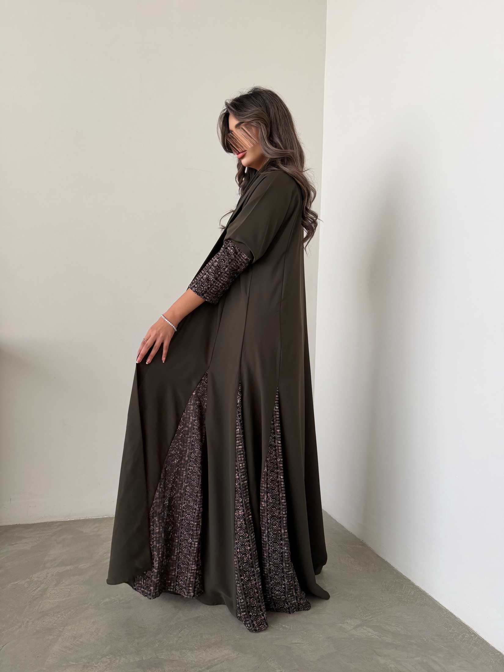 MWT770 - عباية كريب مع تدخيلة لنن هندي - Aya
