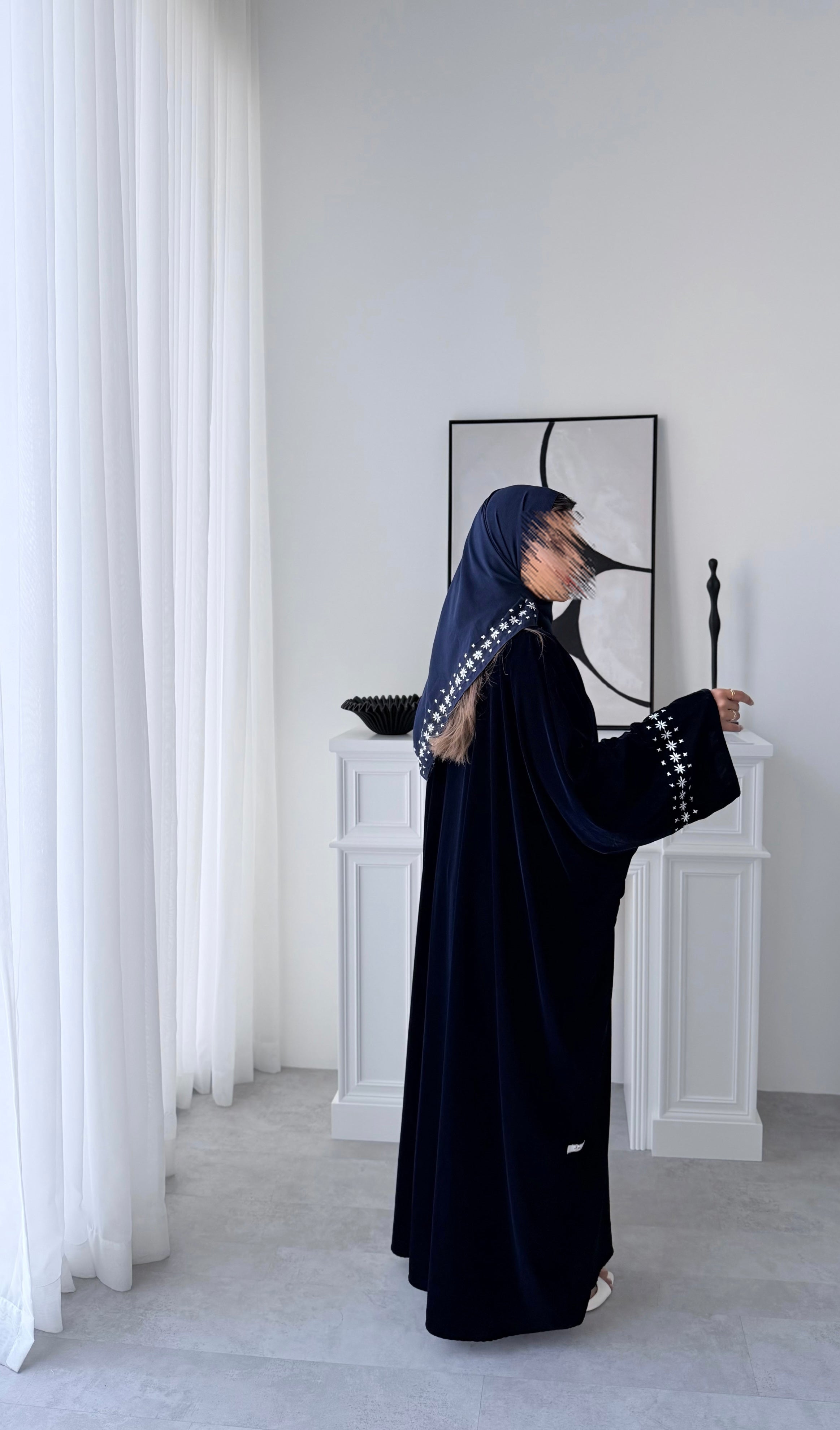 MWT5002 - عباية كحلي تطريز ابيض كلوش - Aya