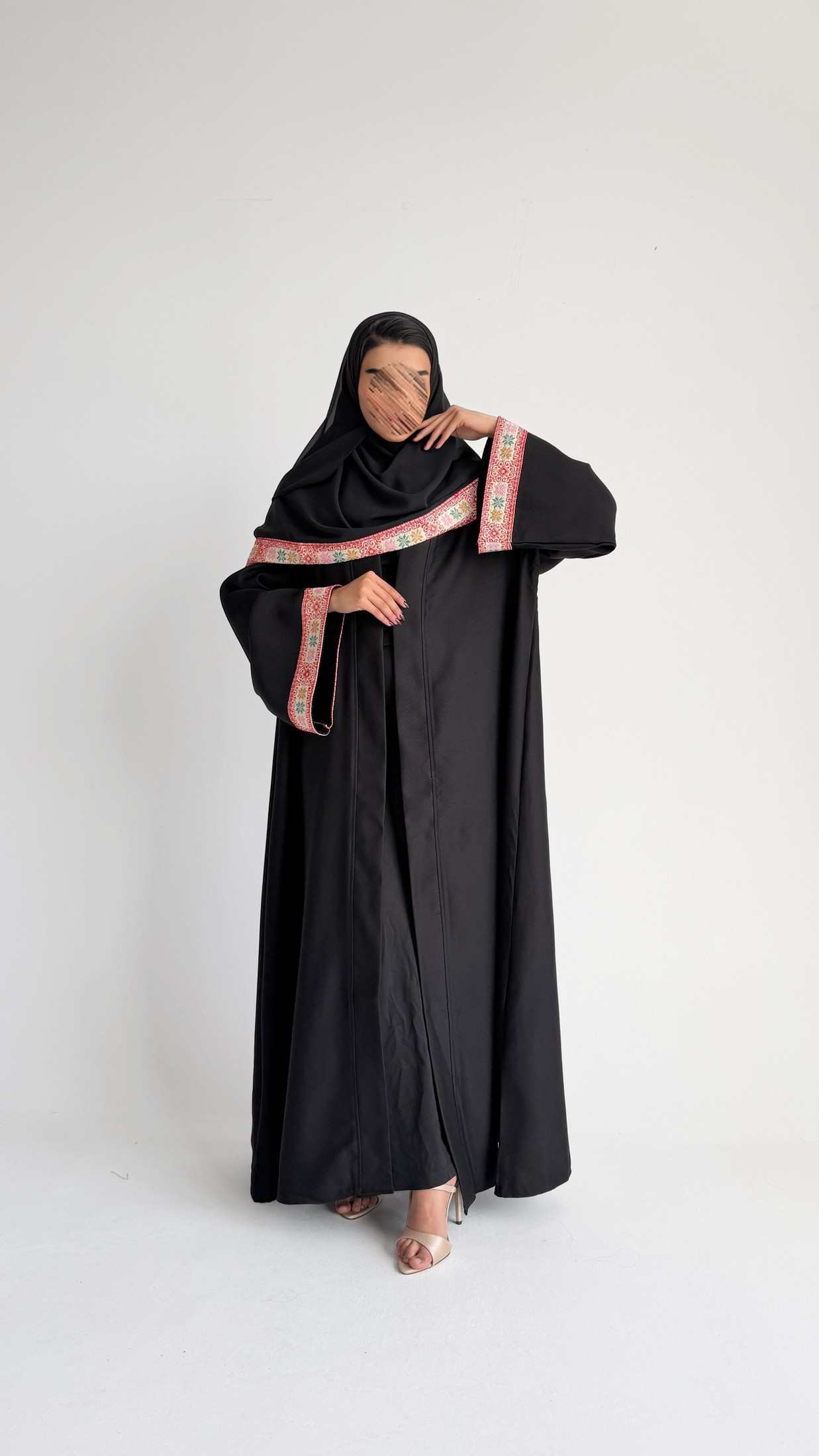 MW1808 - عباية كريب اسود مع تدخيلة كلفة مطرزة - Aya