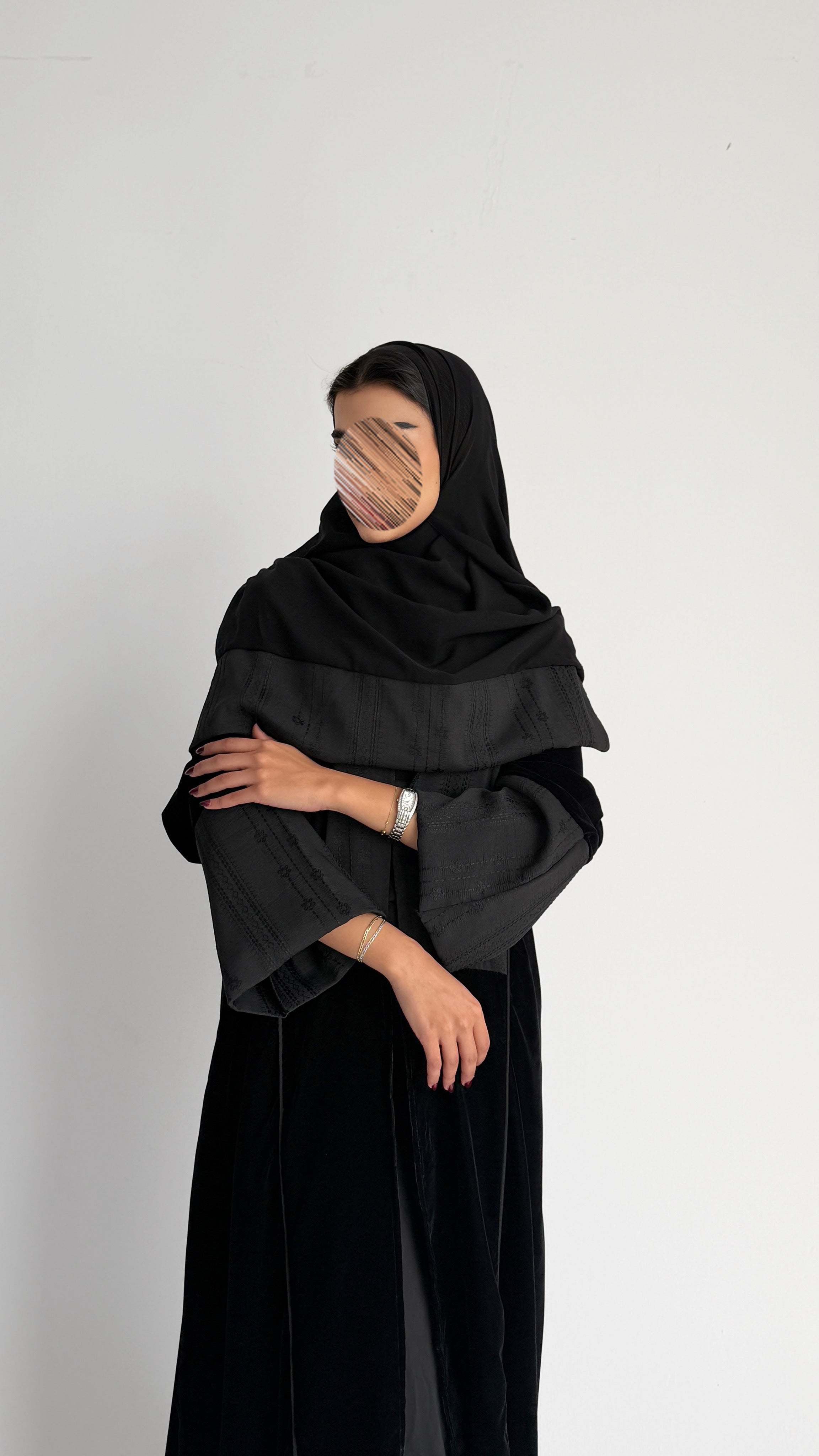 MW1845 - عباية مخمل مع اضافة تدخيلة الجاكار المطرز ليمنحك اطلالة راقية وعصرية - Aya