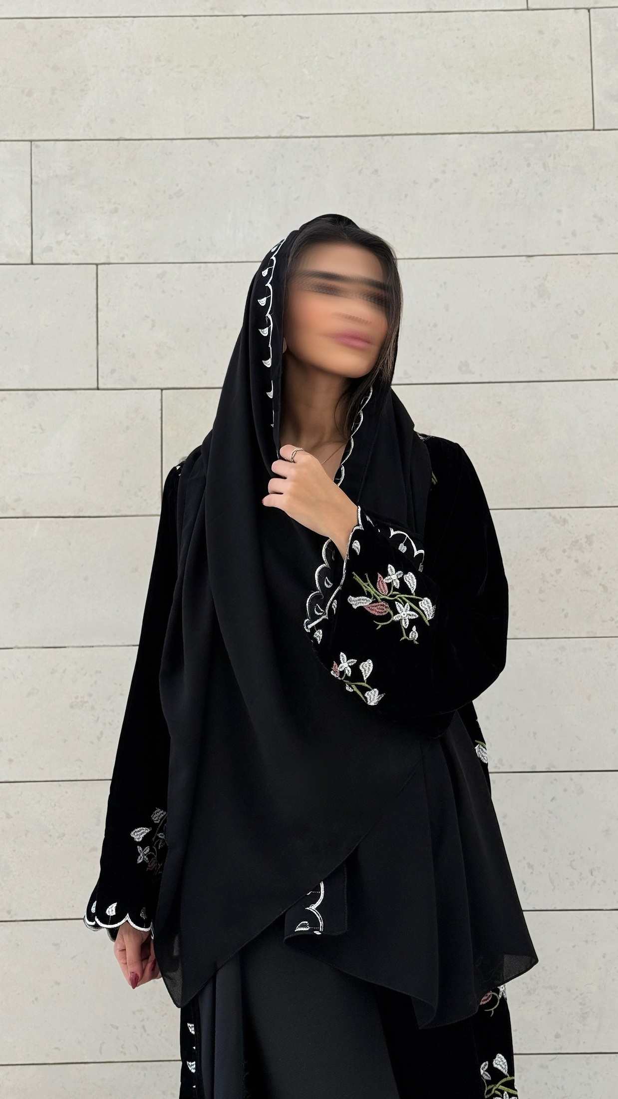 MWT566 - عباية مخمل سوداء بتطريز ورد على الجوانب - Aya
