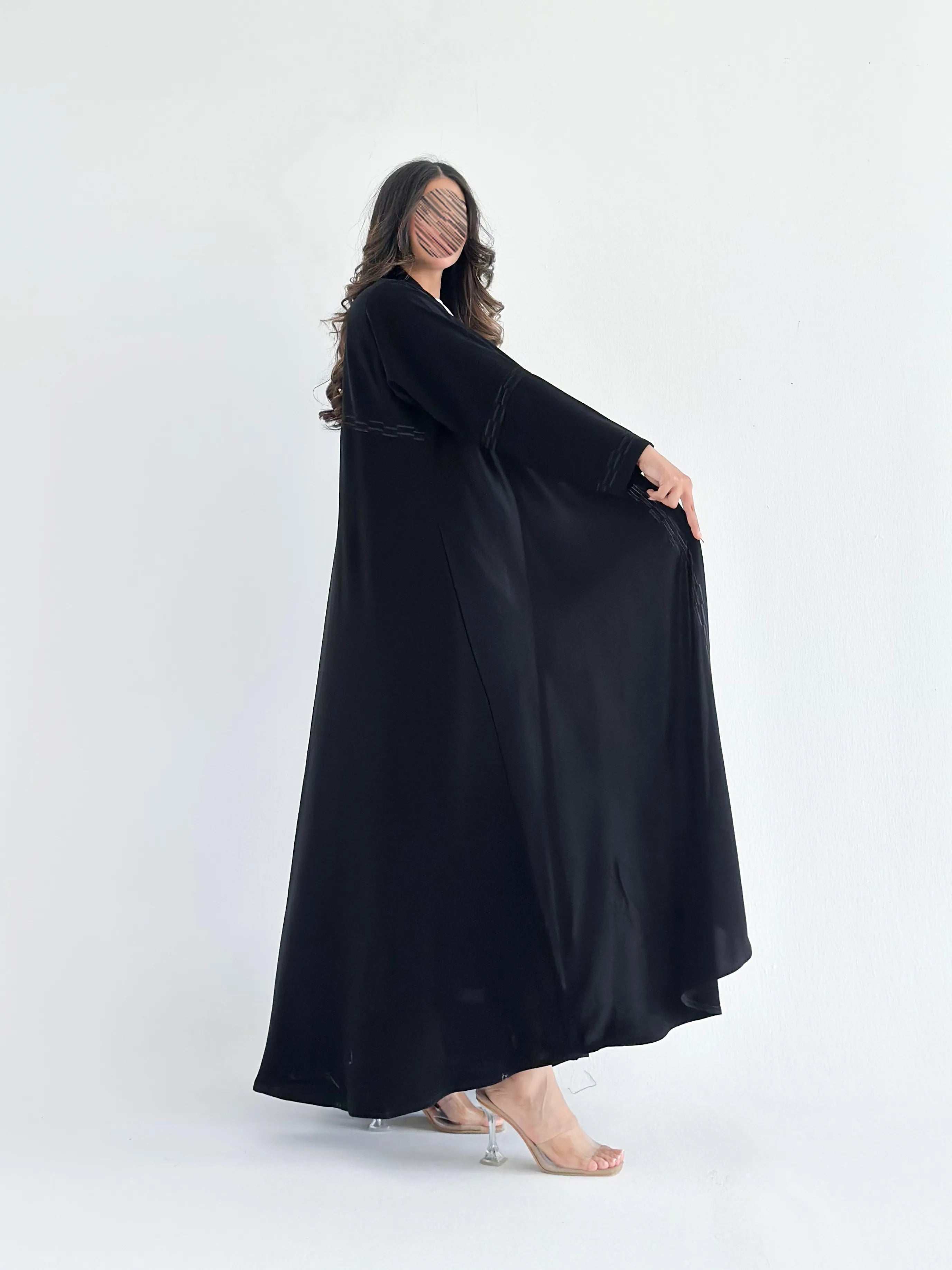 MW423 - عباية سوداء مطرزة خطوط - Aya