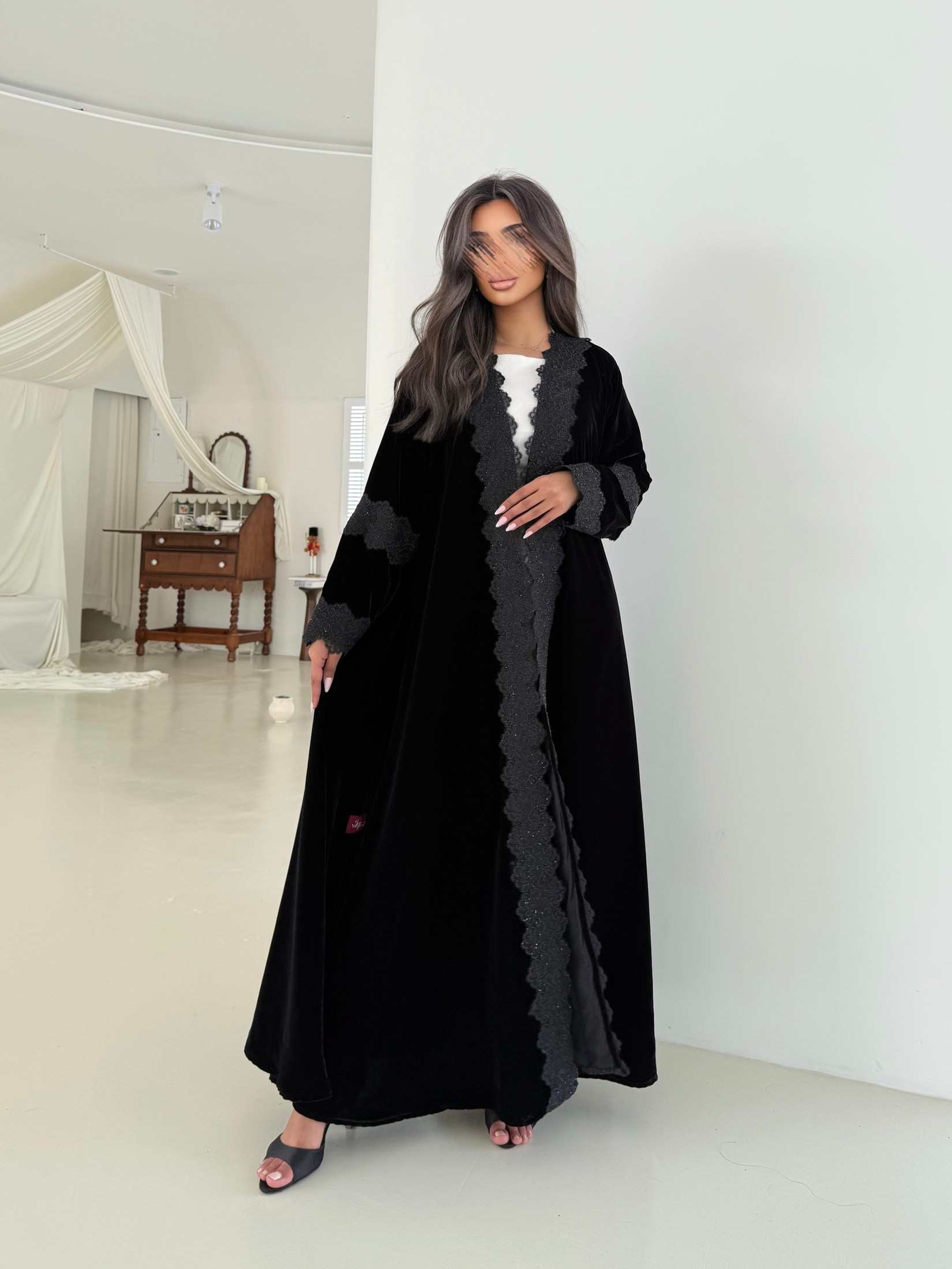 MWT972 - عباية مخمل مع اضافة كلفه اسود لمعة - Aya