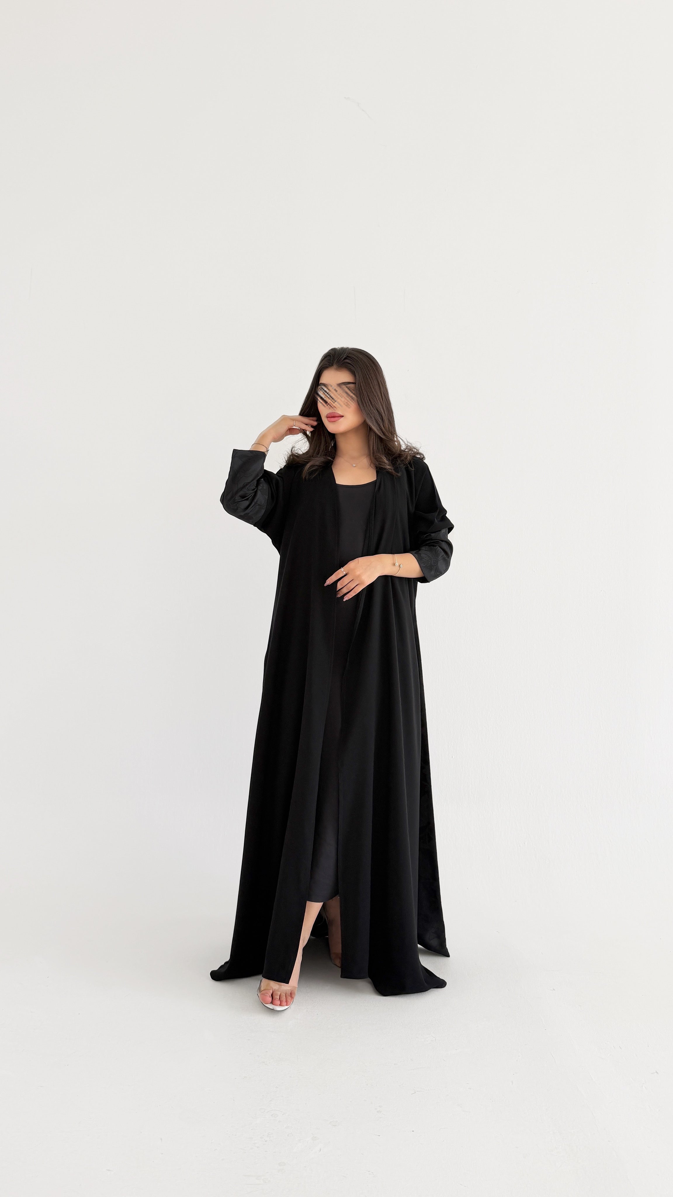 MWT1104 - عباية اسود بتدخيلة جاكار بالاكمام والجنب - Aya