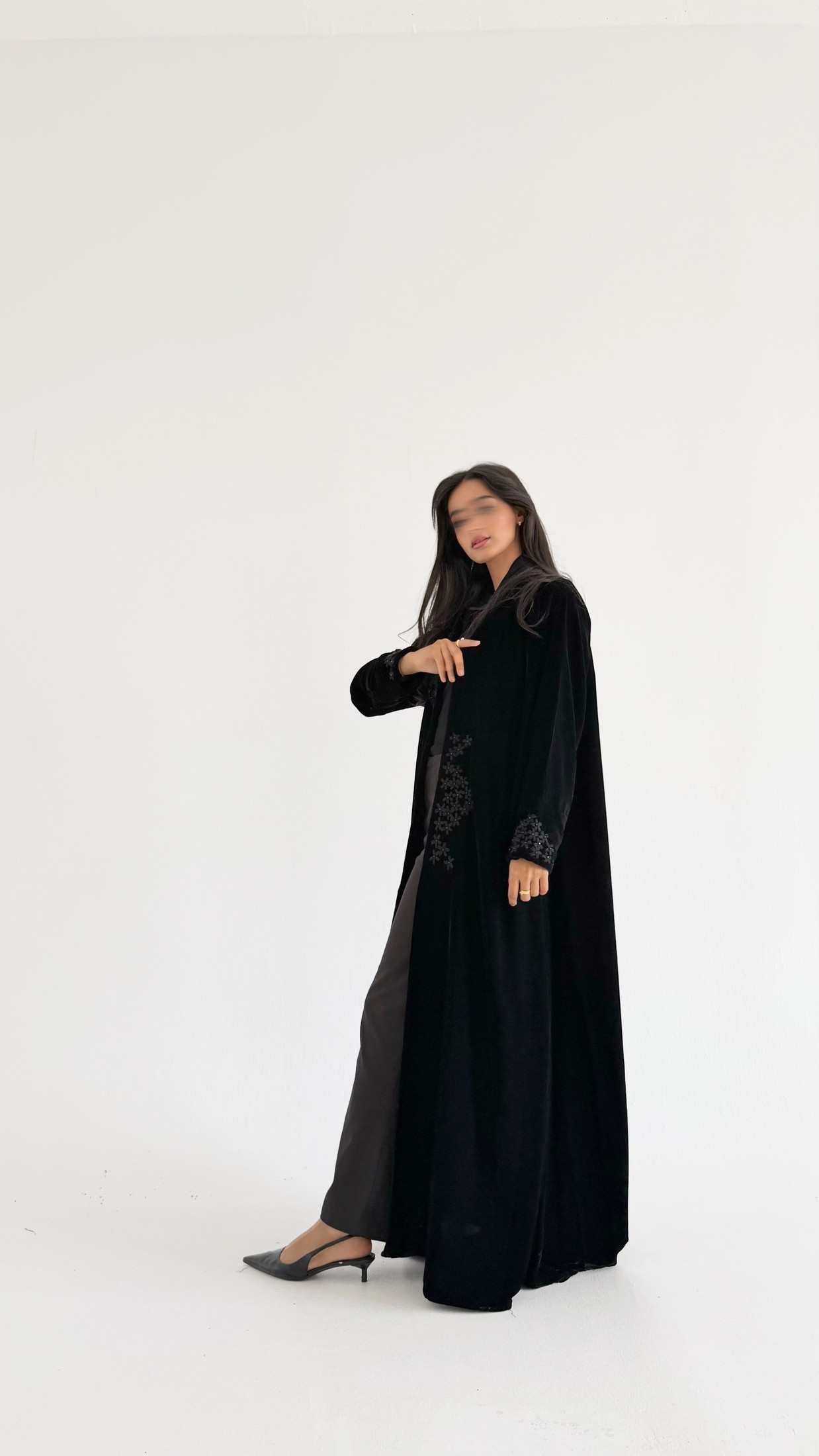 MWT727 - عباية مخمل بتطريز أسود - Aya