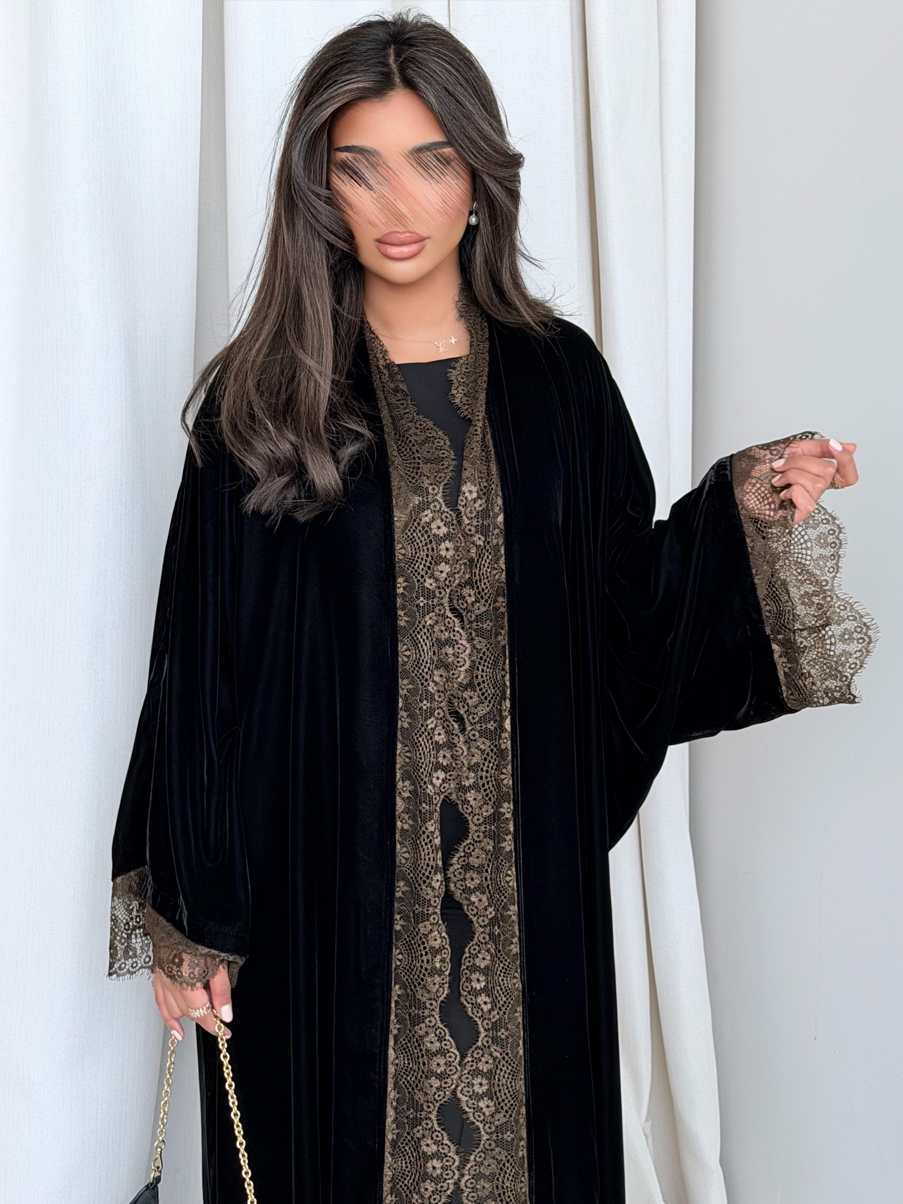 MWT981 - عباية مخمل مع تدخيلة دانتيل زيتي